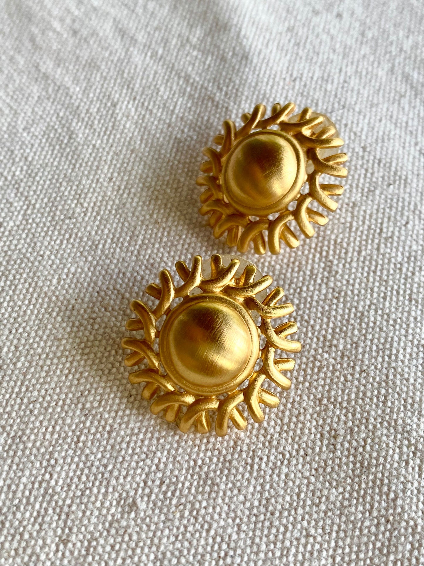 Aretes ¨Sun Wreath¨ de pin- Anne Klein