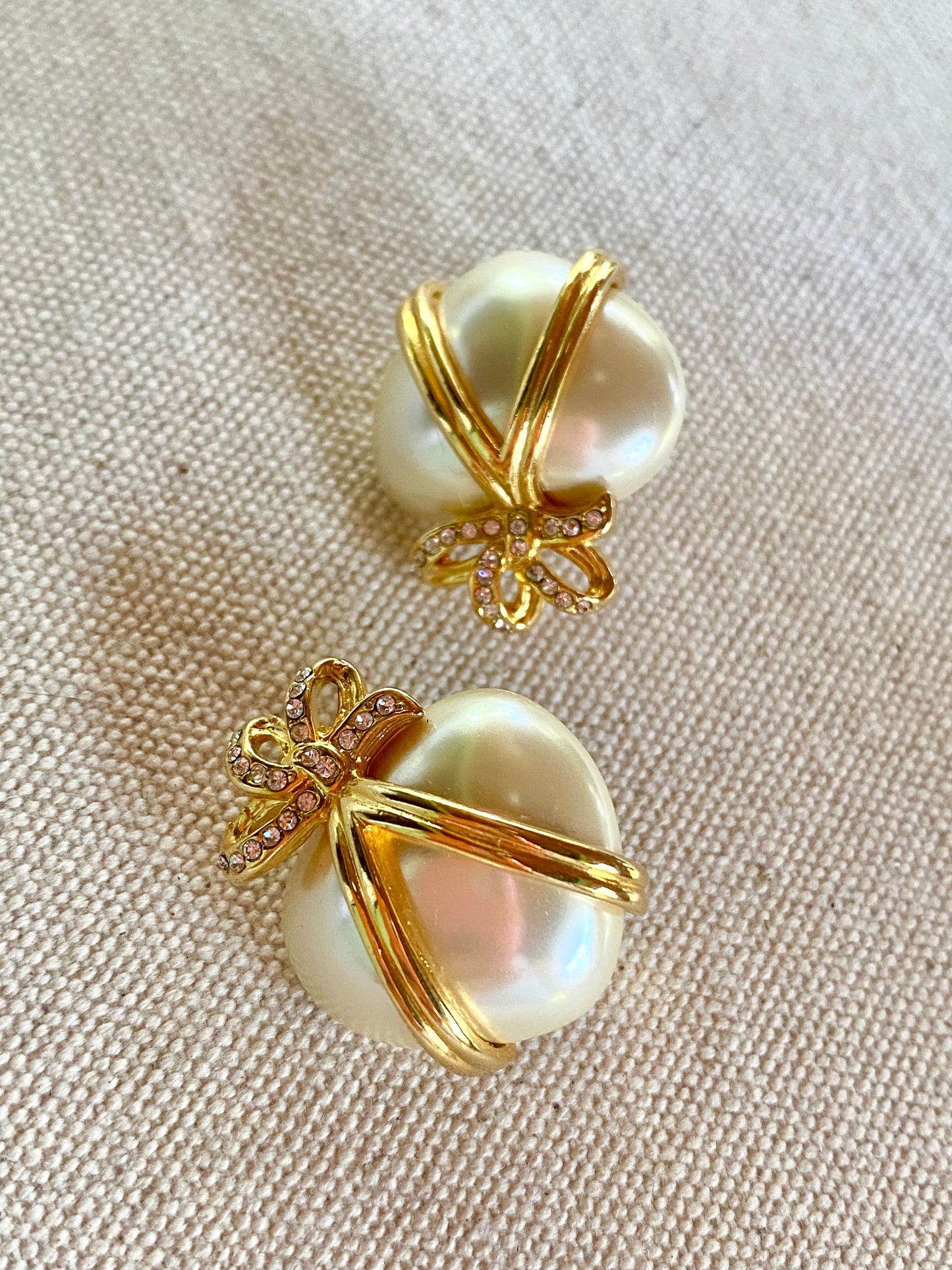 Aretes de Prensa ¨Captured Heart¨ Dorados y Perla Crema - Joan Rivers.