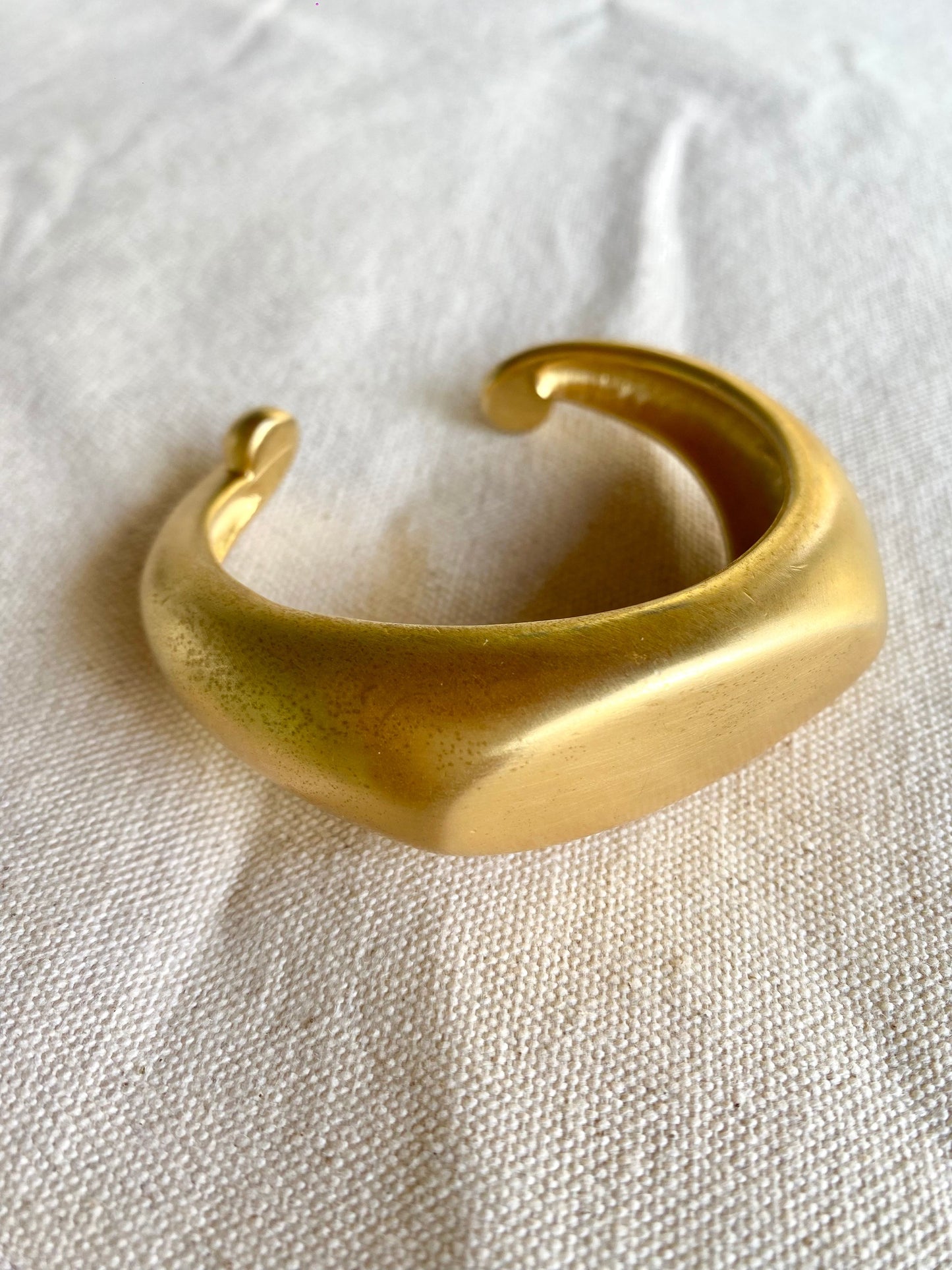 Pulsera Cuff con Sobresalto Dorado