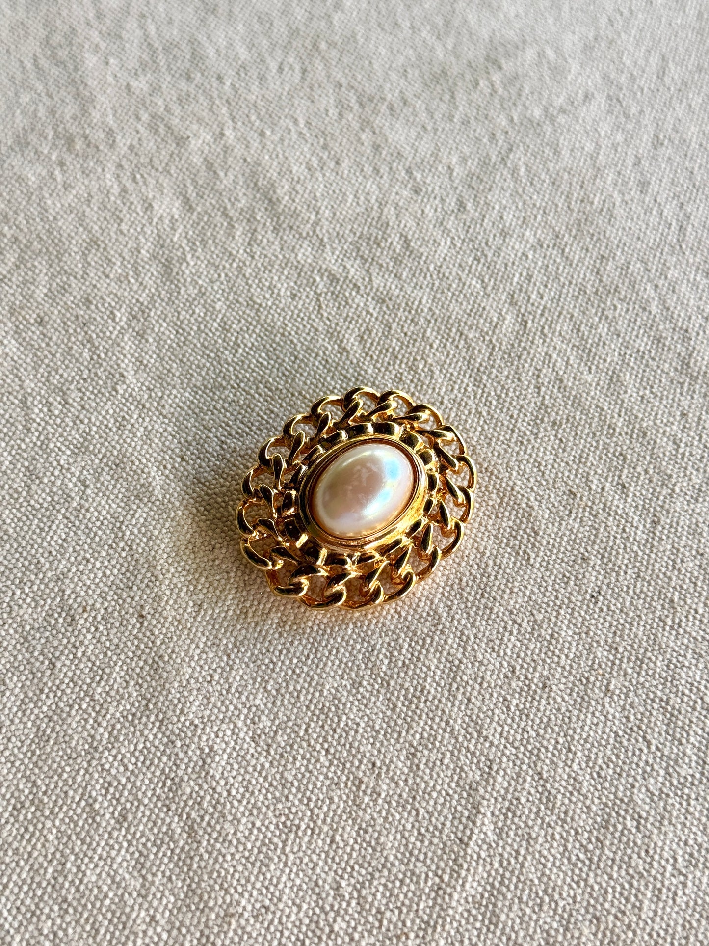 Broche de Escudo Faux Perle
