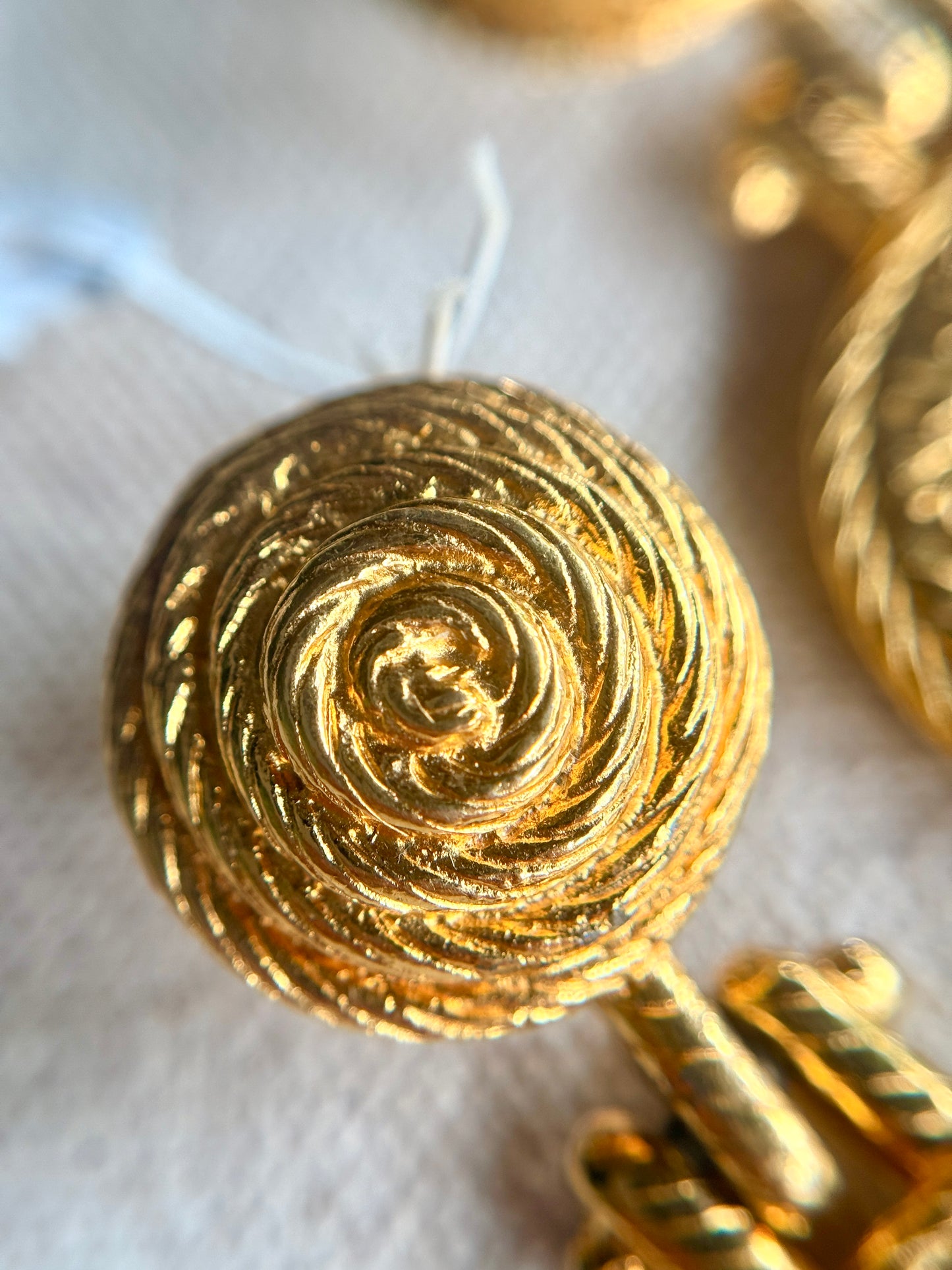 Aretes de Pin Vintage de Cabeza de León – Anne Klein