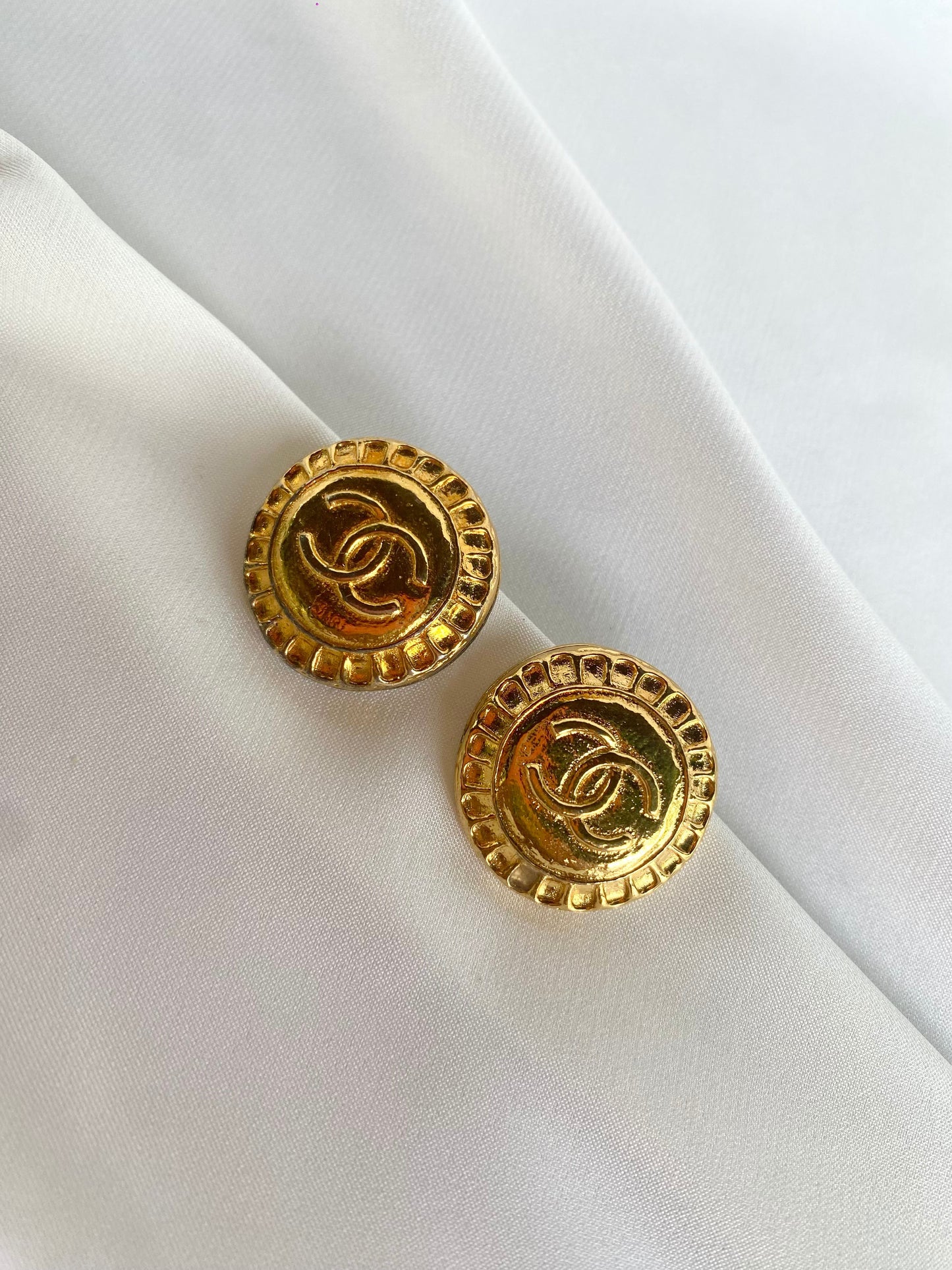 Aretes “Gold CC” de prensa- Chanel