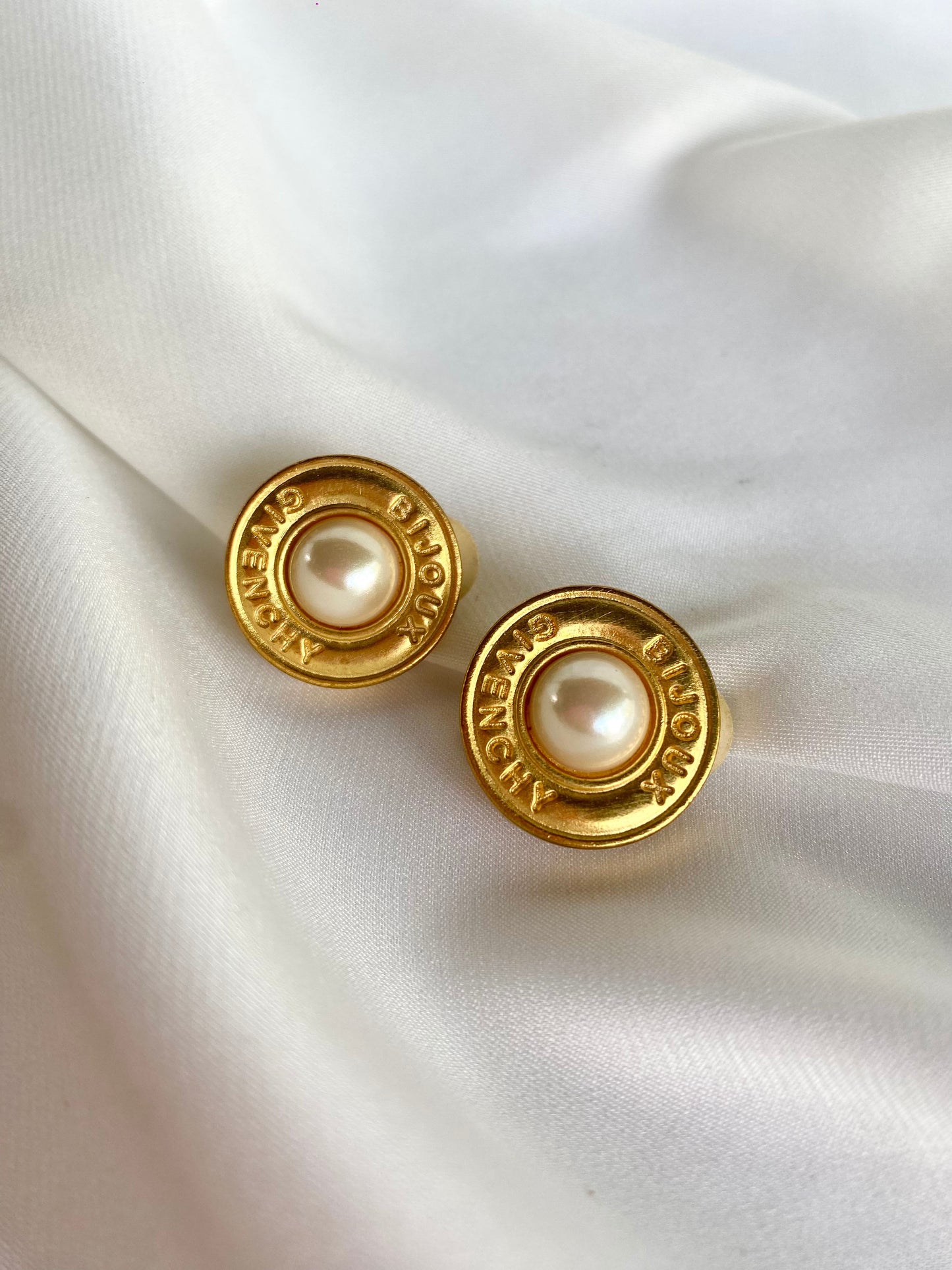 Aretes Pearl Logo de prensa – Givenchy