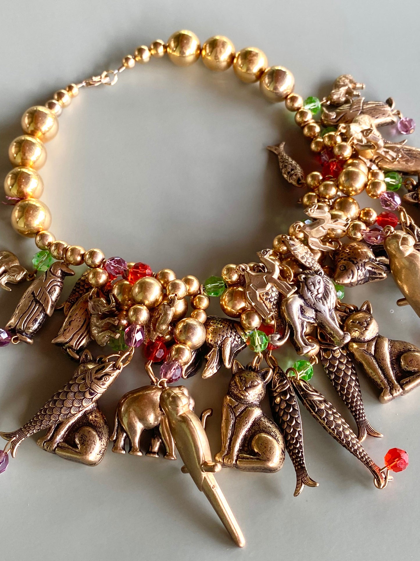 Collar de Animales Dorados y Cristales de Colores – Erickson Beamon