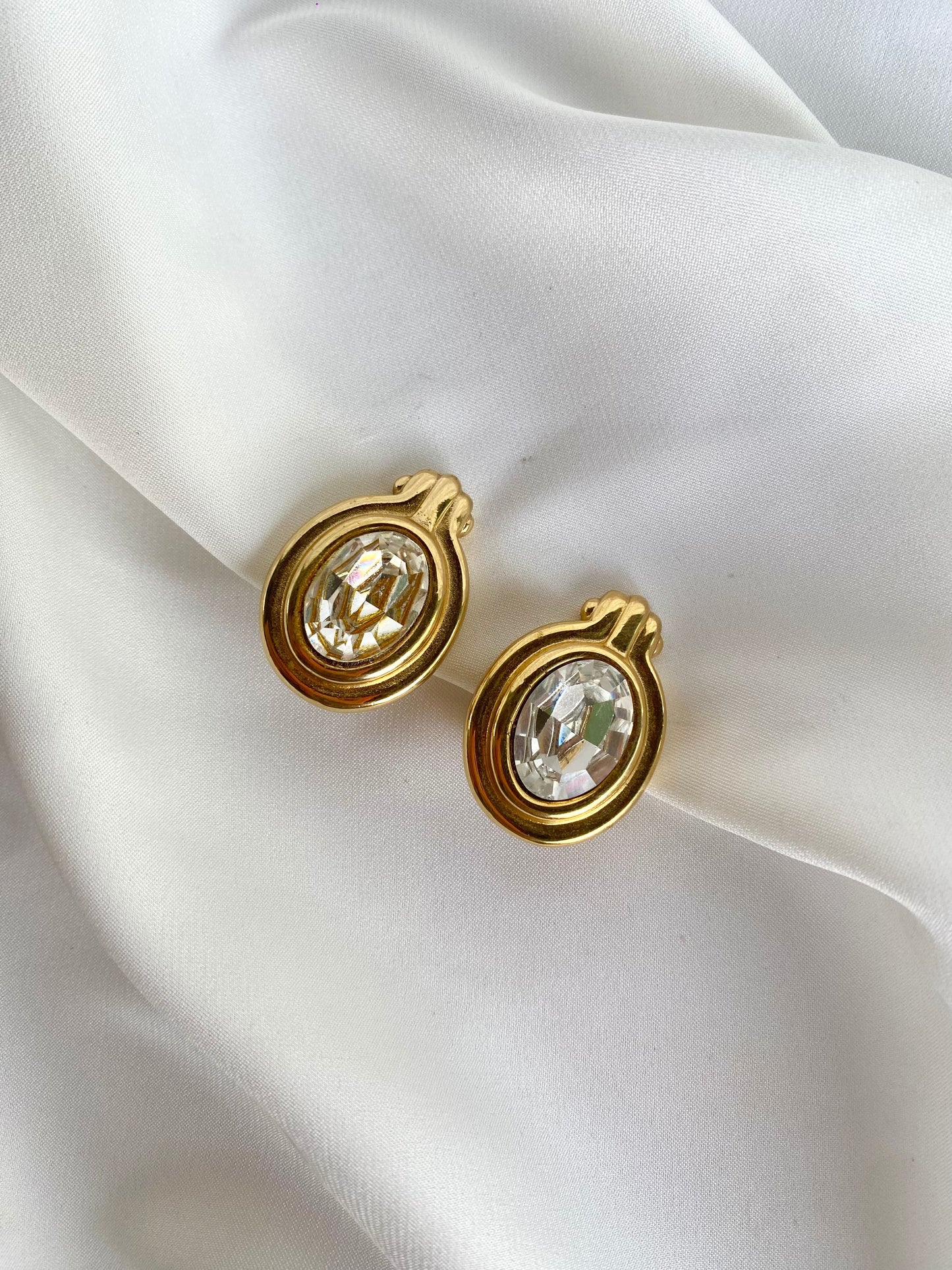 Aretes Art Deco Dorados con Cristal Transparente de prensa- Givenchy