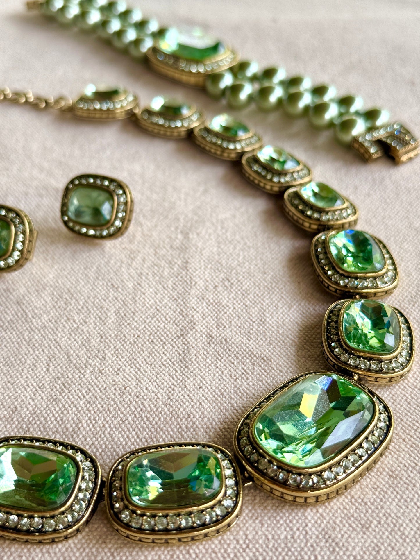 Set de Collar, Pulsera y Aretes de Prensa Verdes- Heidi Daus
