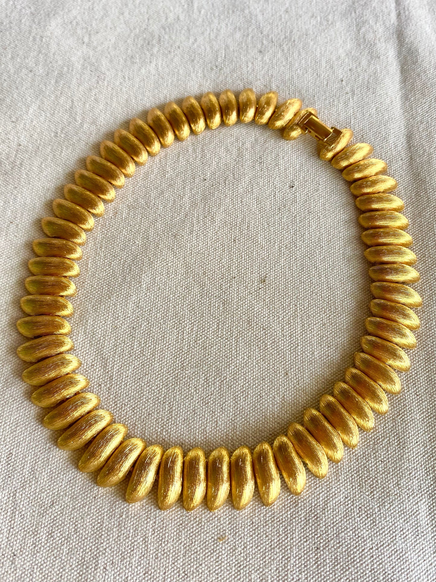 Collar Vintage en Oro Texturizado