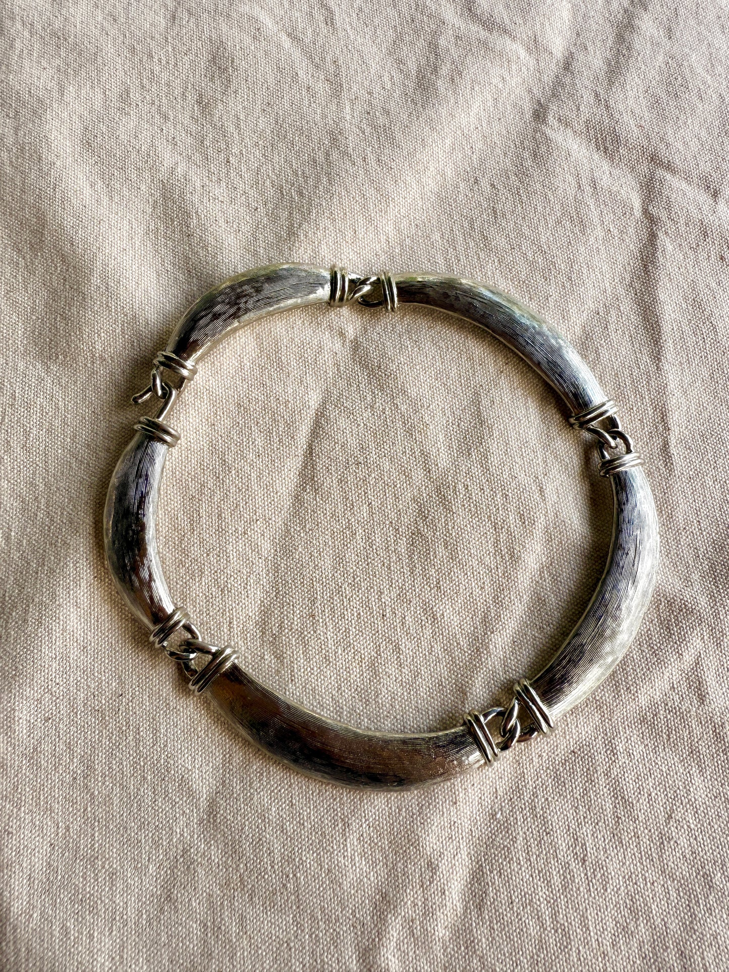 Collar en Tono Plateado con Tubos Curvados- Donald Stannard