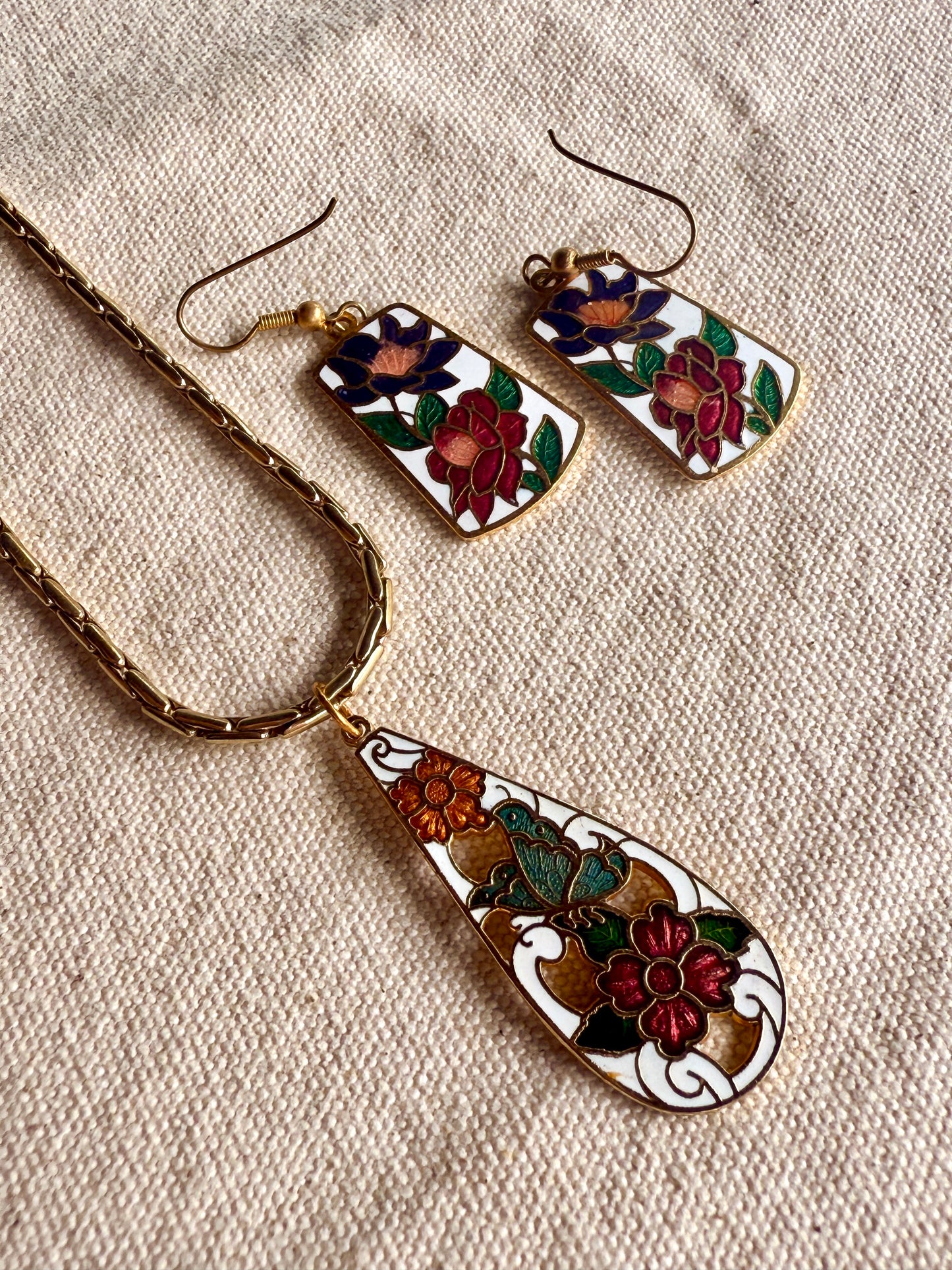Set de Collar y Artes de Latón Esmaltado con Flores Coloridas