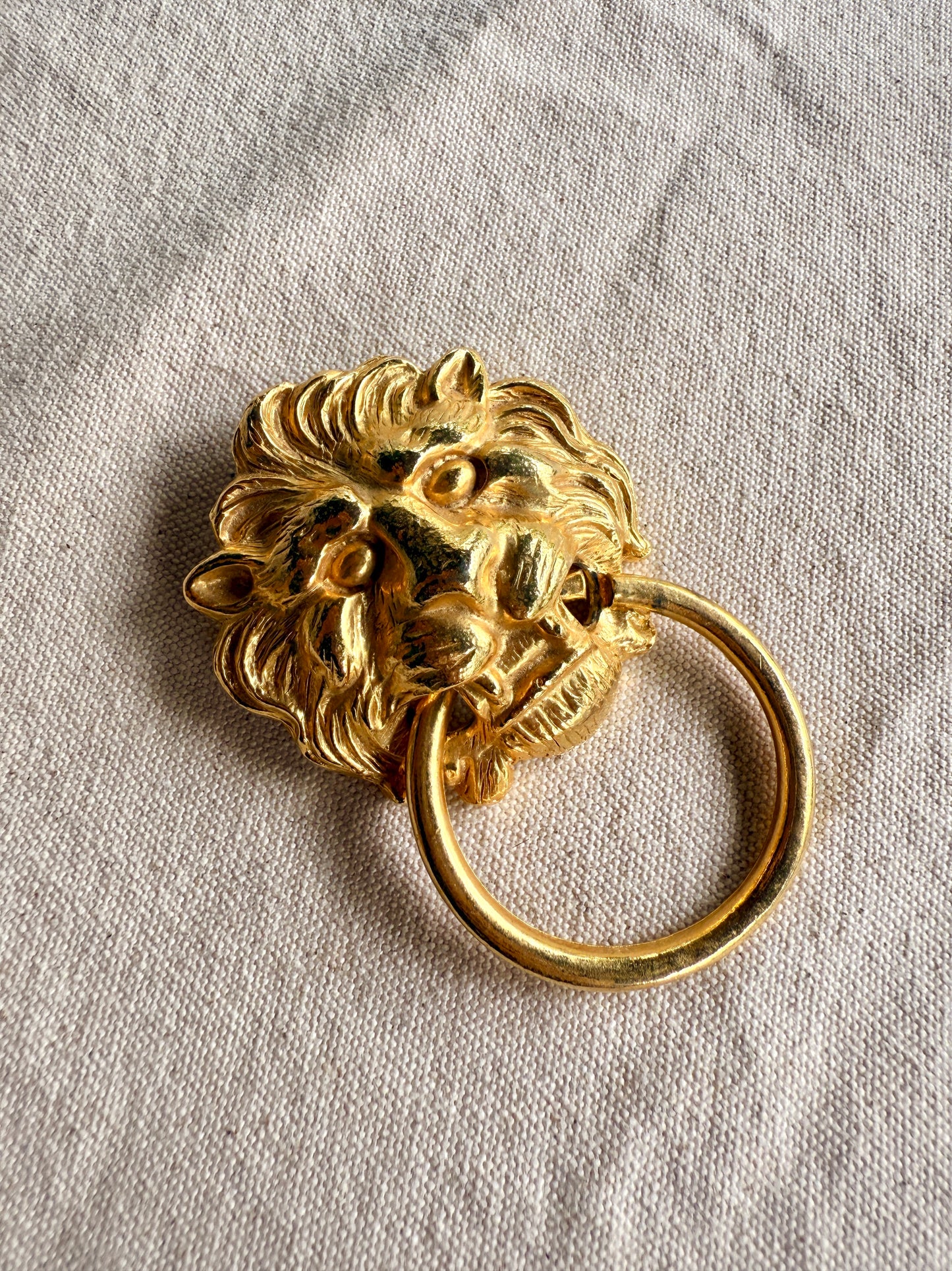 Broche estilo aldaba de puerta- Kenneth J. Lane