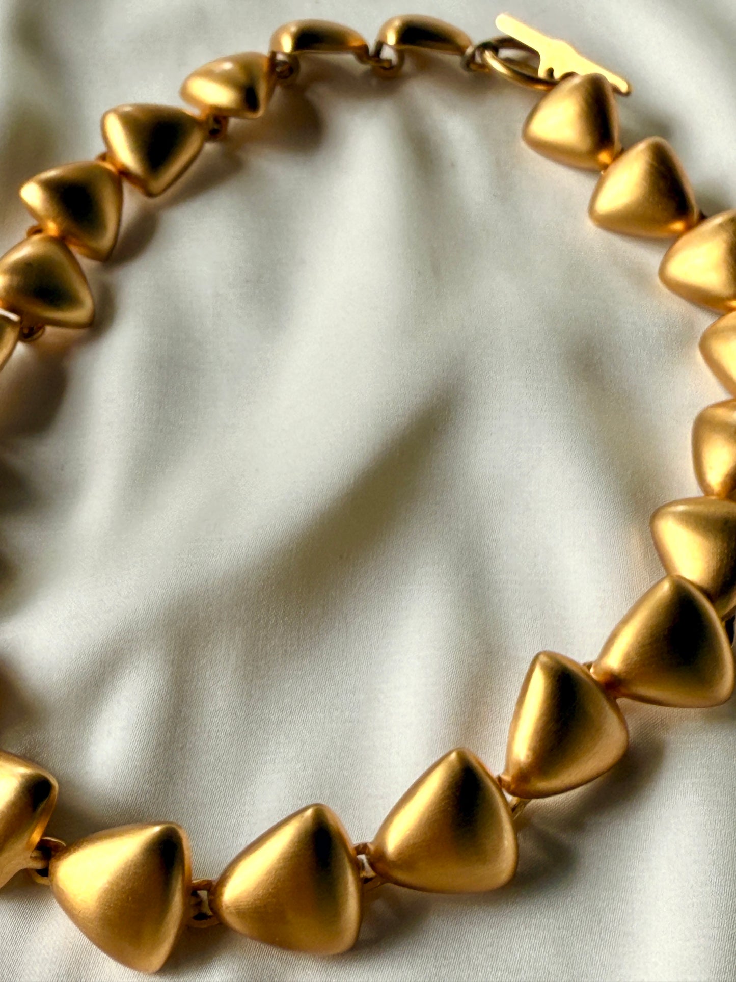 Collar Modernista en Piramides de Dorado Mate- Anne Klein