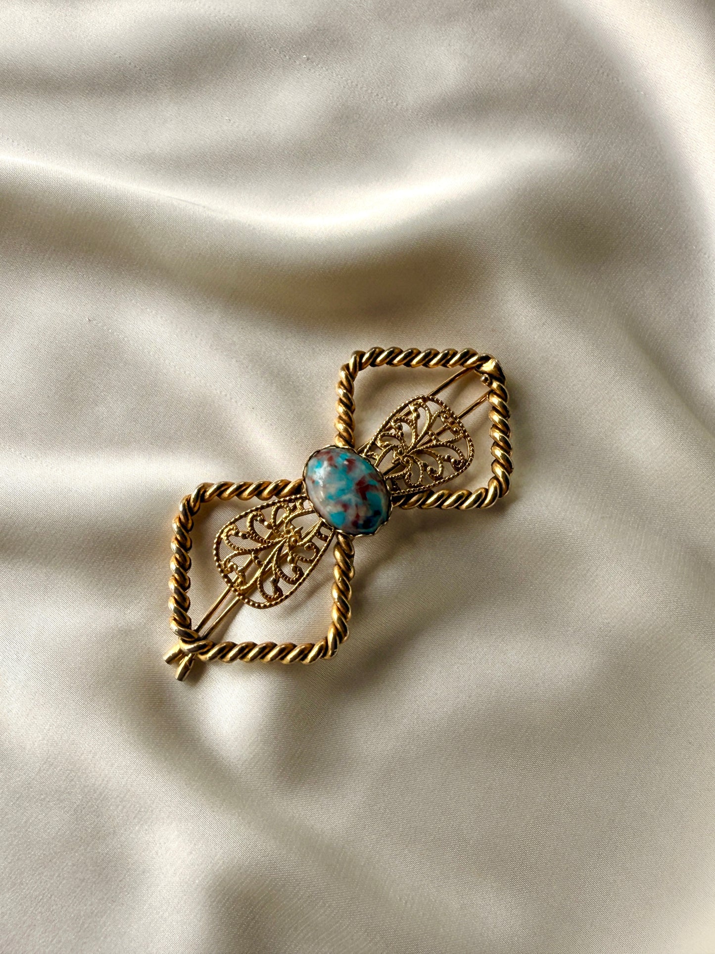 Broche Espiral Vintage con Cabujón Turquesa y Filigrana Dorada