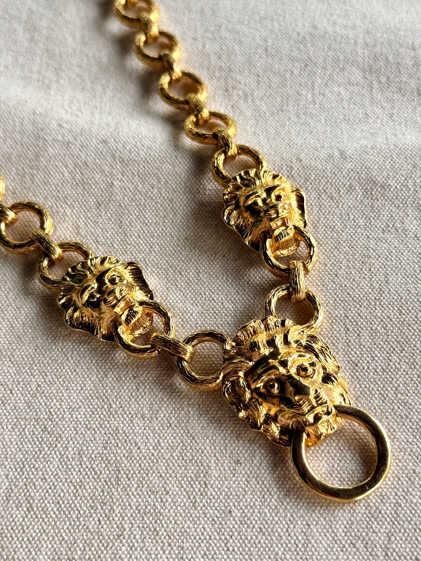 Collar de Leones Dorado - Kenneth J Lane