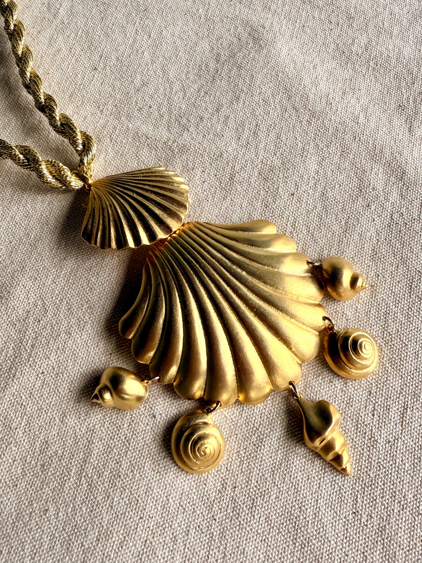 Collar de Conchas y Caracoles Dorados