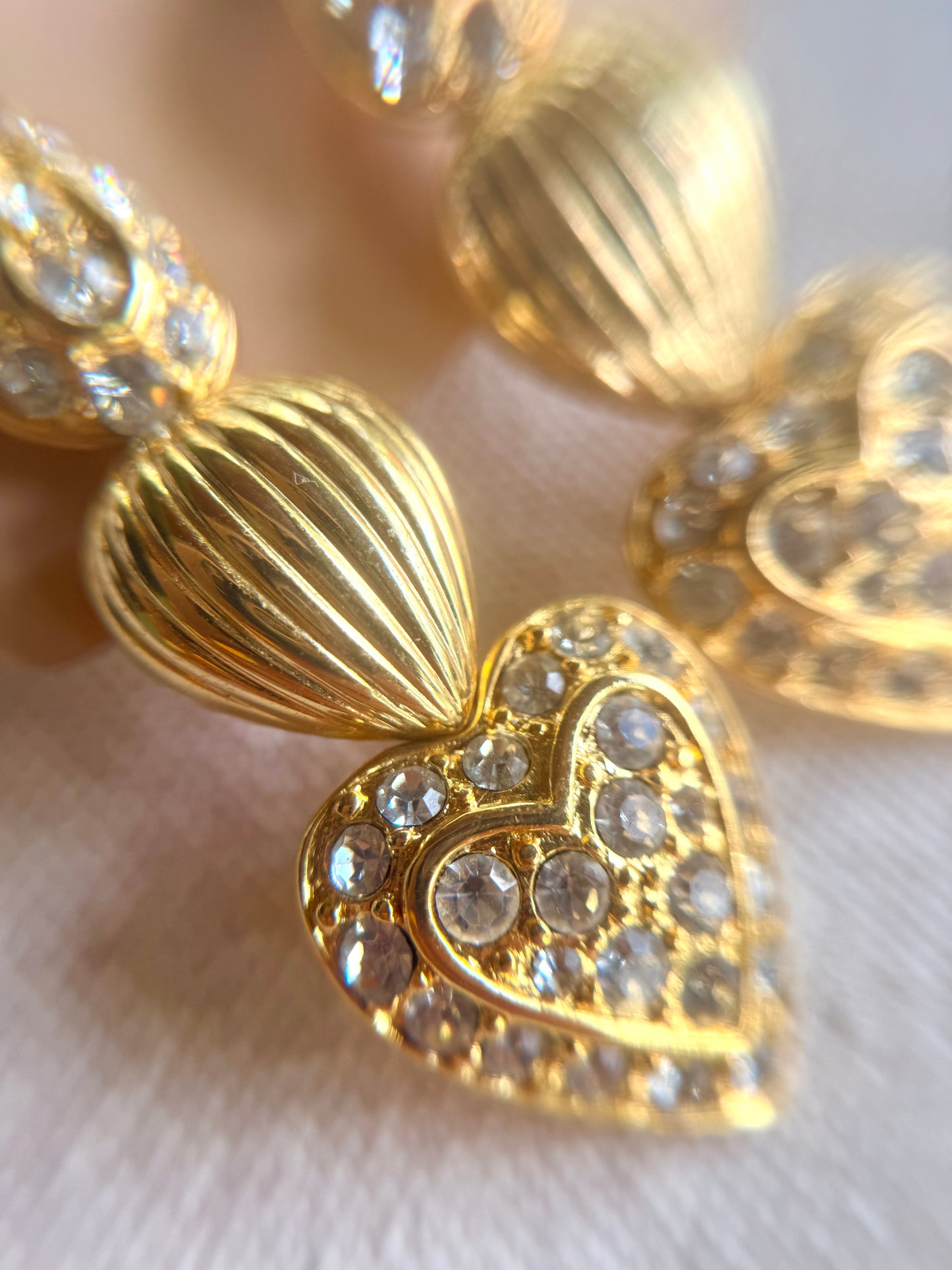 Aretes con pendiente en forma de corazones con cristales de pin- Nolan Miller