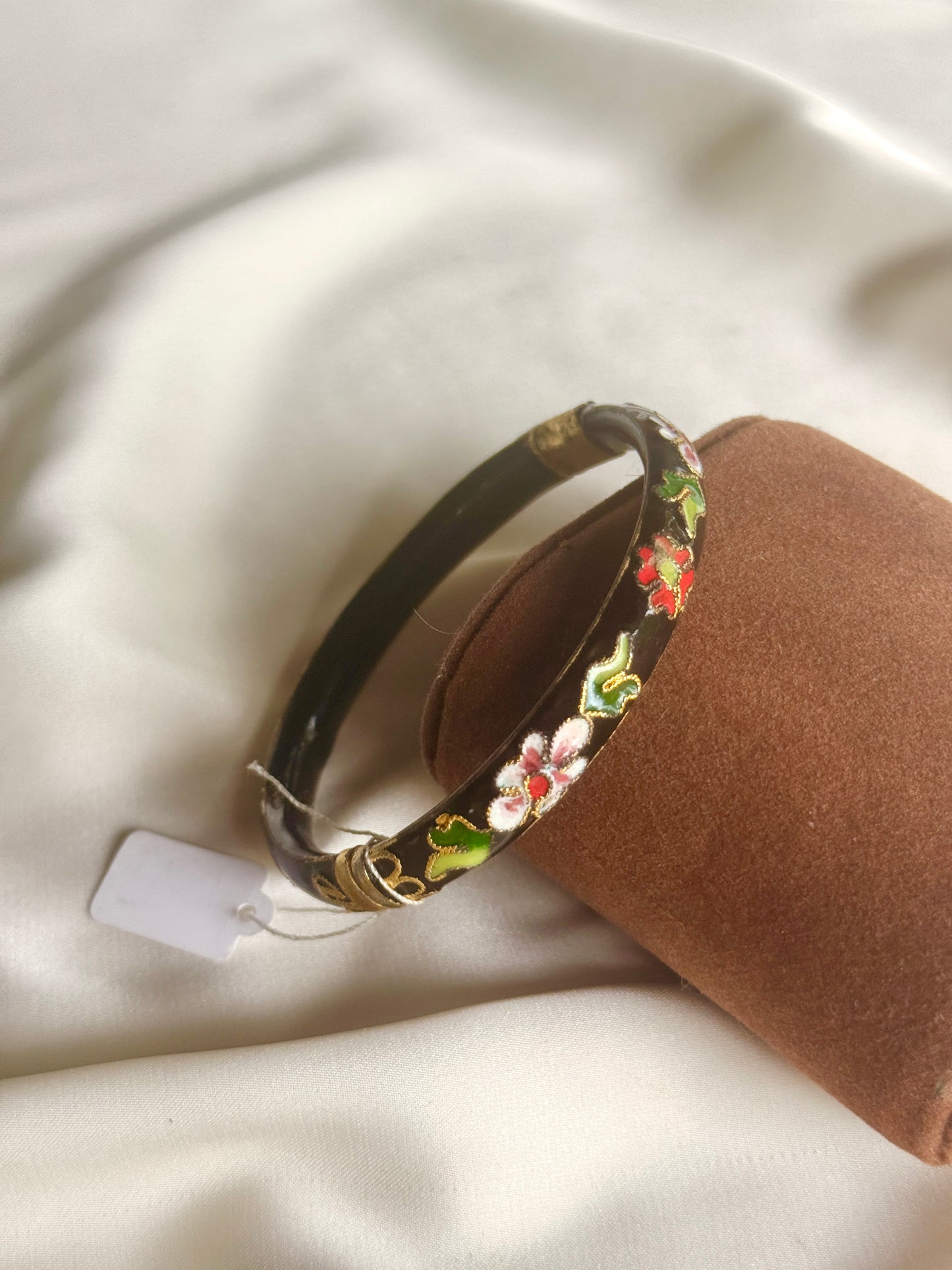 Pulsera Cloisonné con Patrones de Flores sobre negro esmaltado