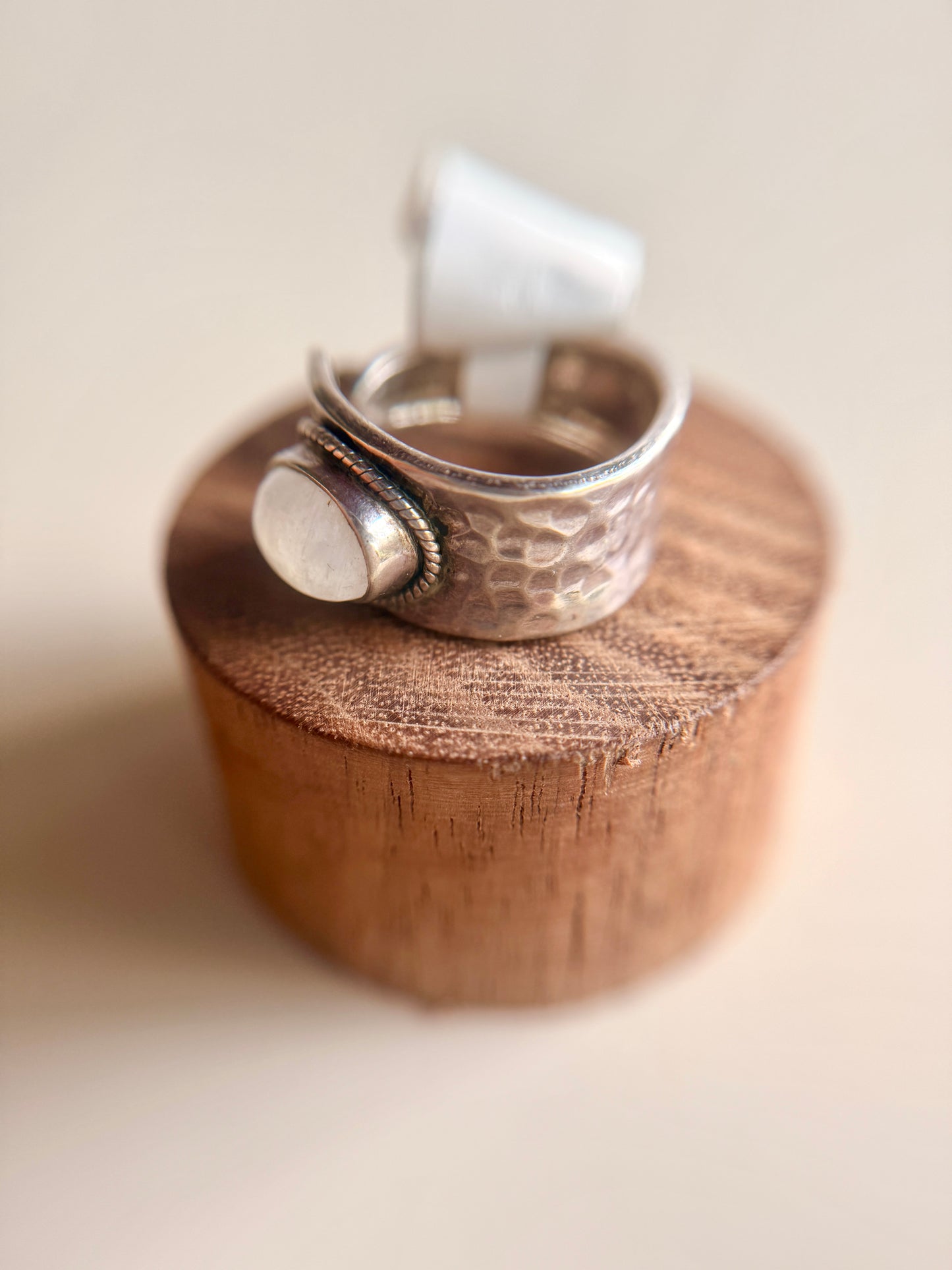 Anillo de plata con Piedra Lunar y Bronce