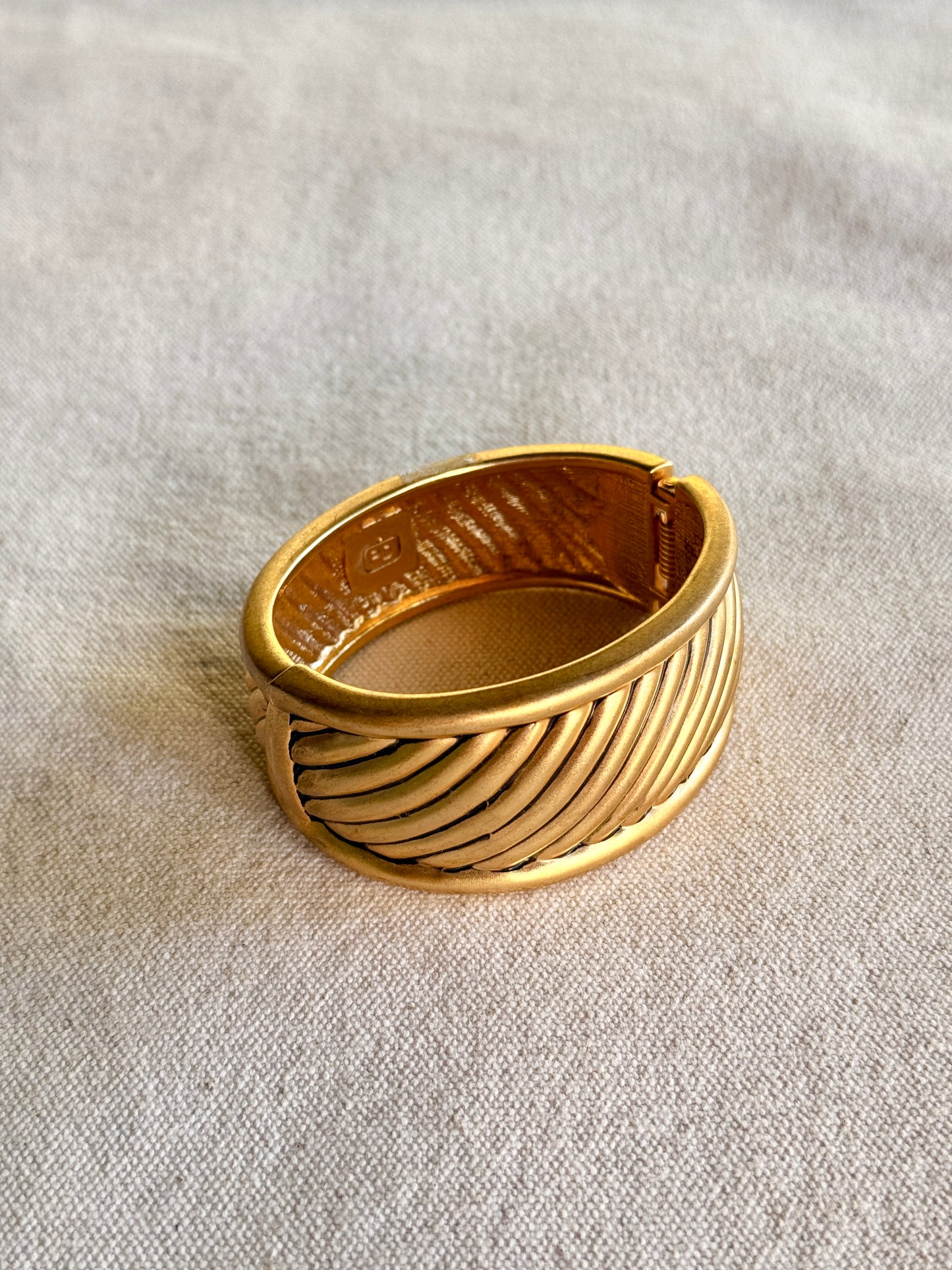 Pulsera Cuff Dorada- Anne Klein