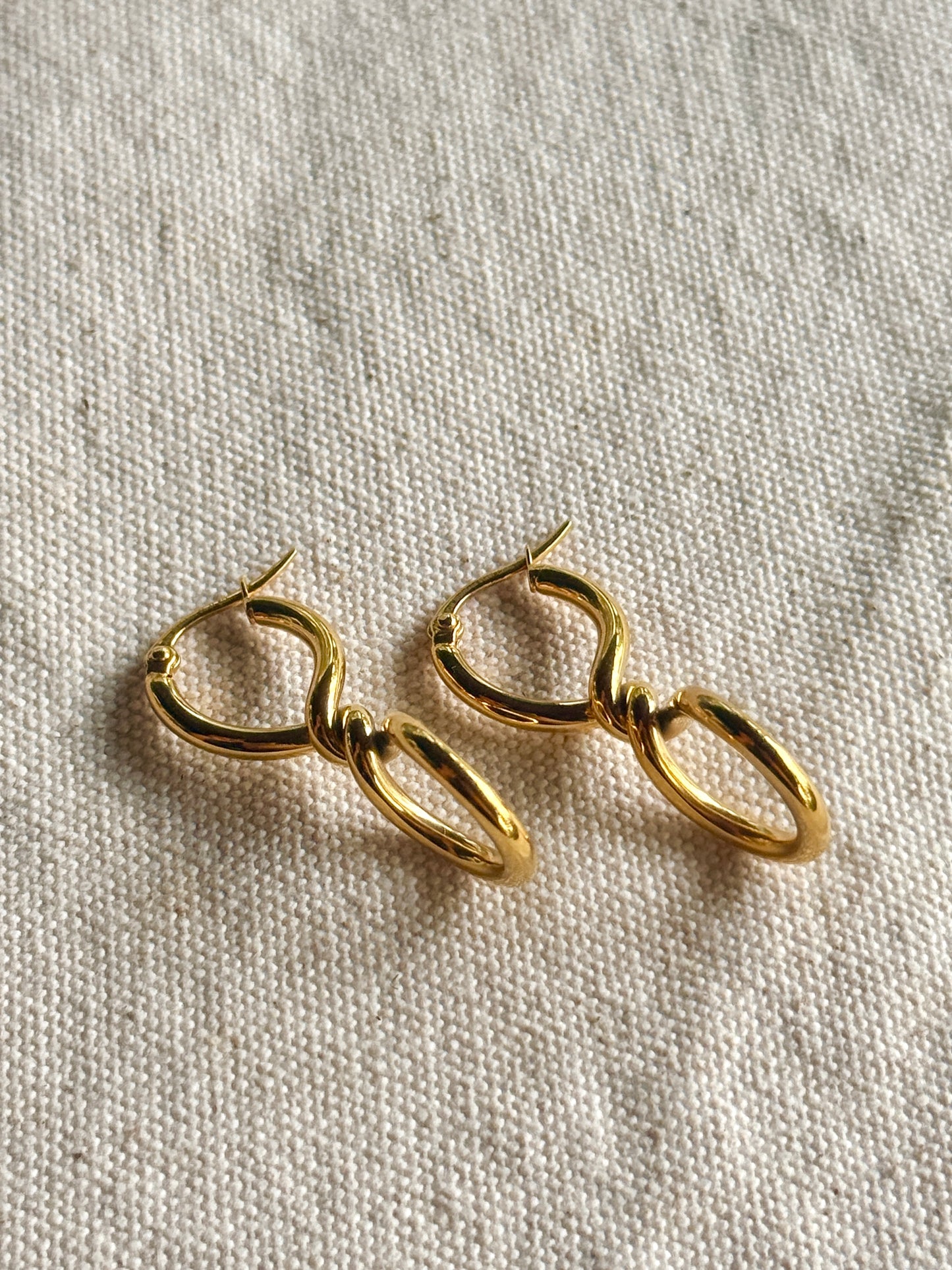 Aretes Nudo Dorado tipo argolla de pin