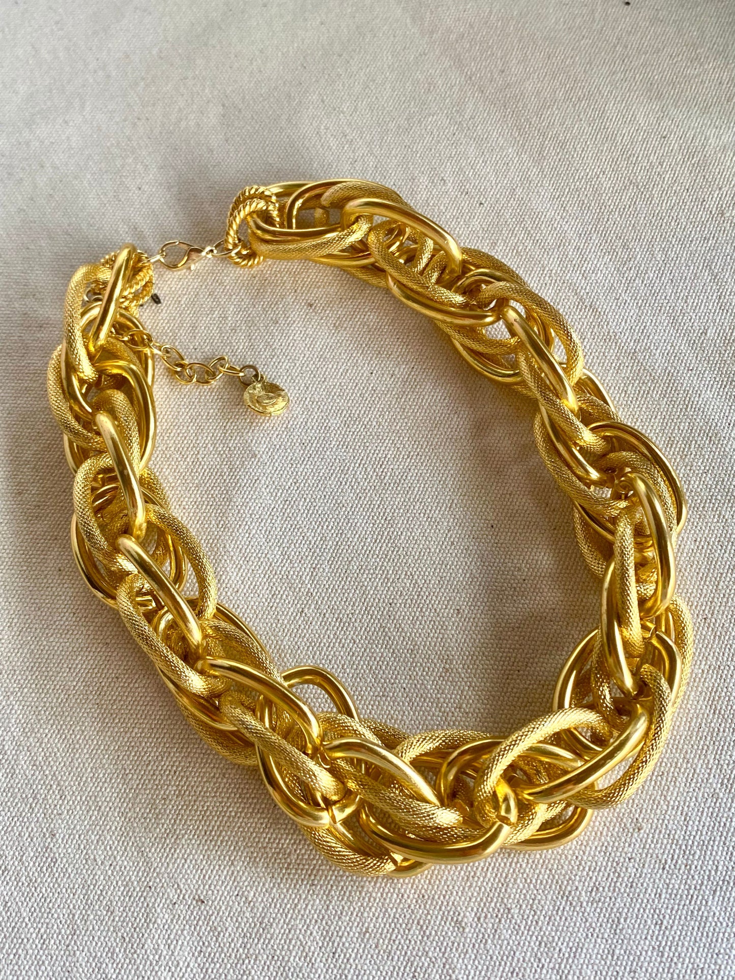 Collar Graziano en Oro Texturizado