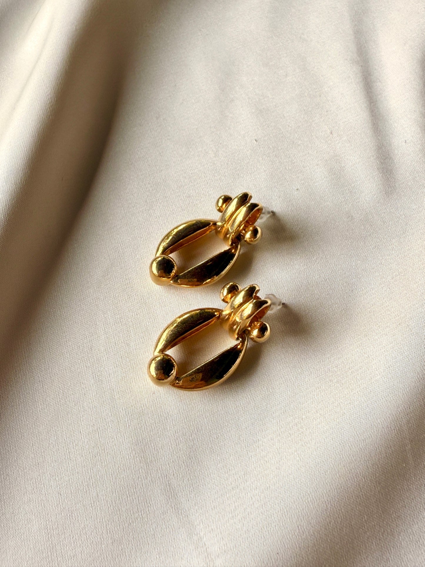 Aretes de Pin Dorado de Hebilla