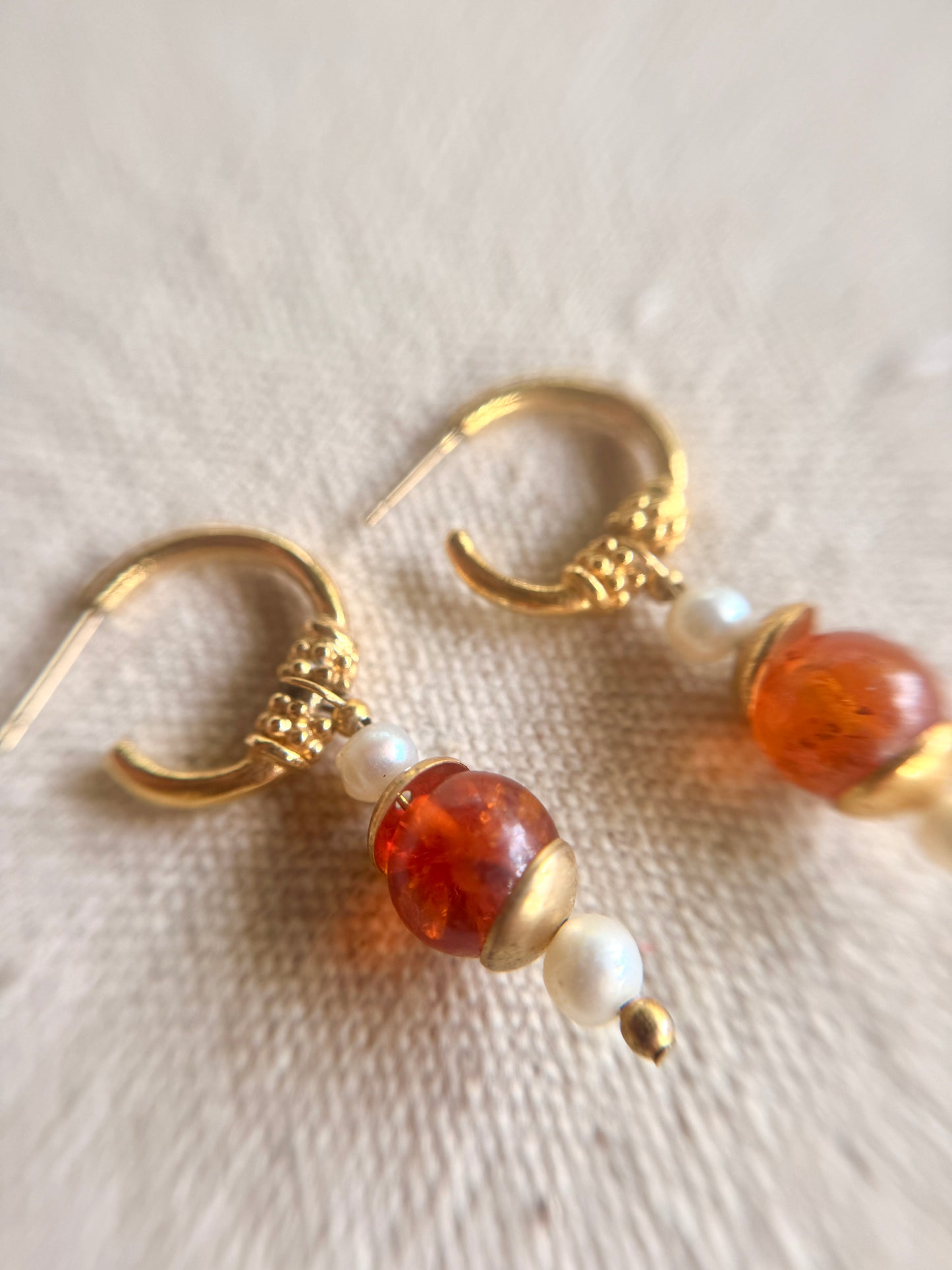 Aretes de Faux Ámbar y Perla de prensa