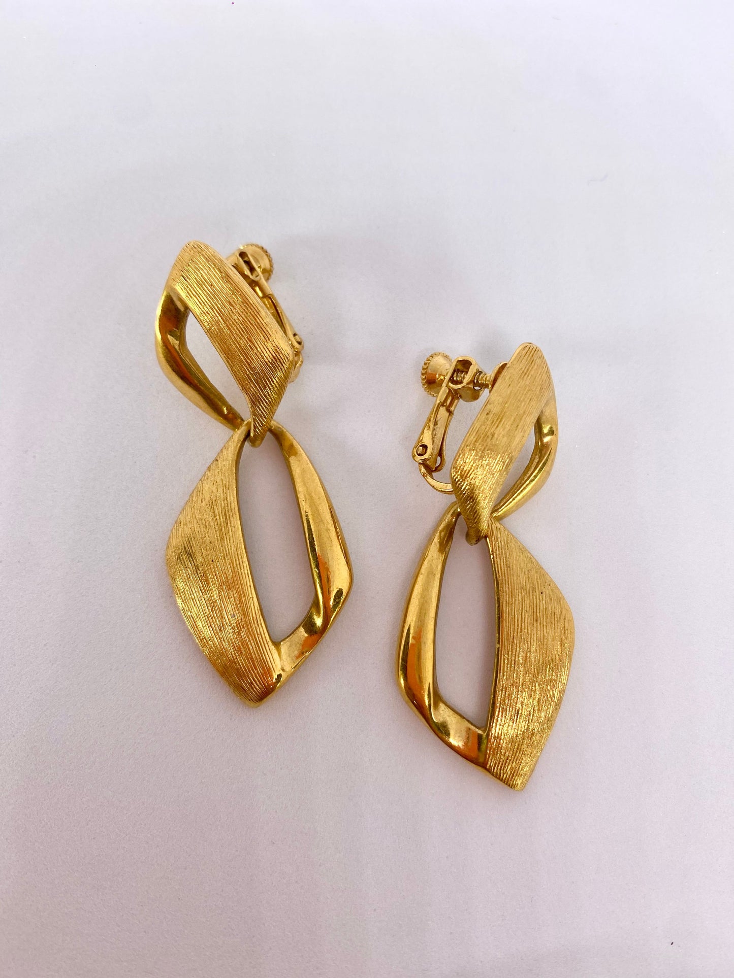 Aretes Colgantes en Oro Texturado- Napier