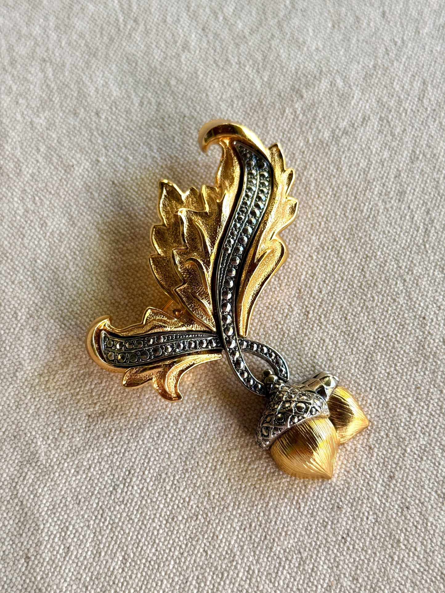 Broche de Castañas Doradas- Avon