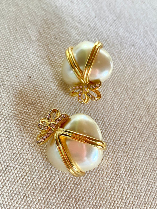 Aretes de Prensa ¨Captured Heart¨ Dorados y Perla Crema - Joan Rivers.