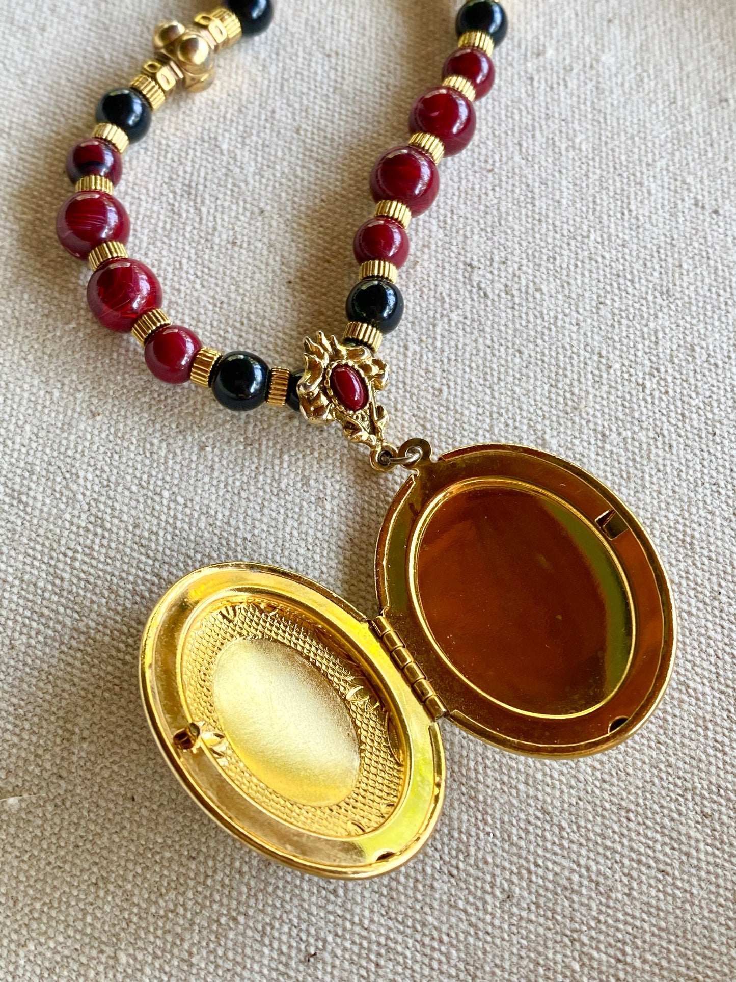 Collar de Relicario Rojo 1928
