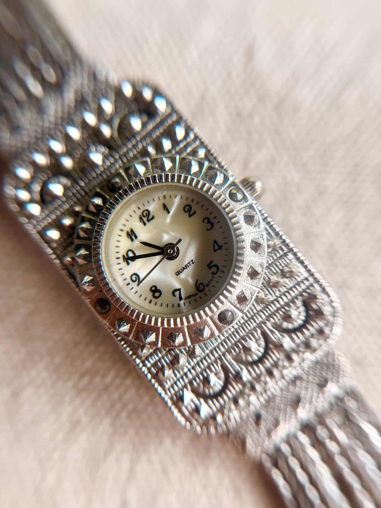 Reloj Clasico con Brazalete articulado.