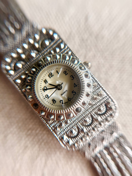 Reloj Clasico con Brazalete articulado.