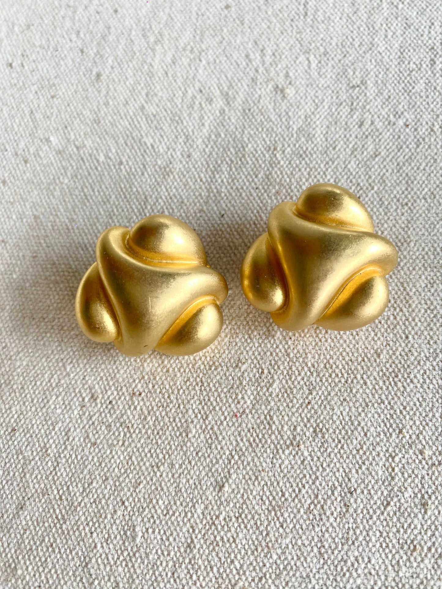 Aretes en baño Oro mate de prensa- Kenneth Jay Lane