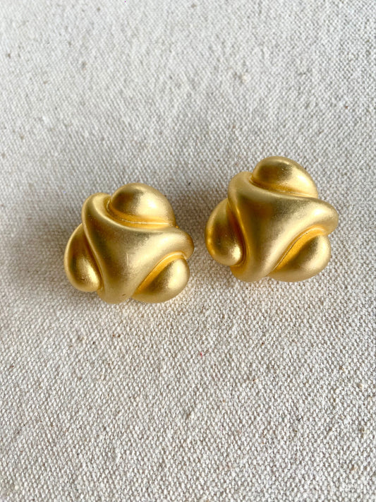 Aretes en baño Oro mate de prensa- Kenneth Jay Lane