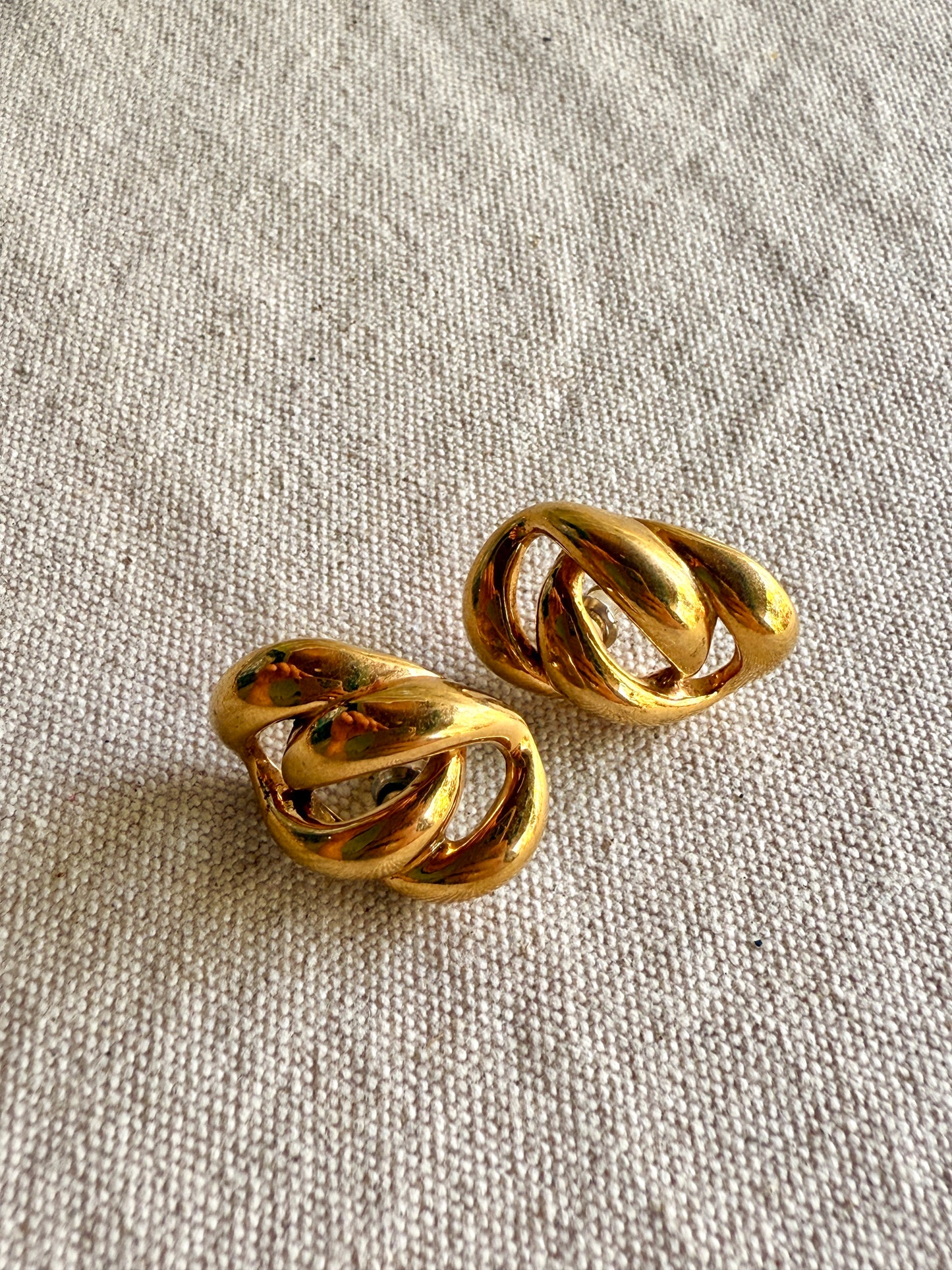 Aretes Nudo Dorado de pin- Napier
