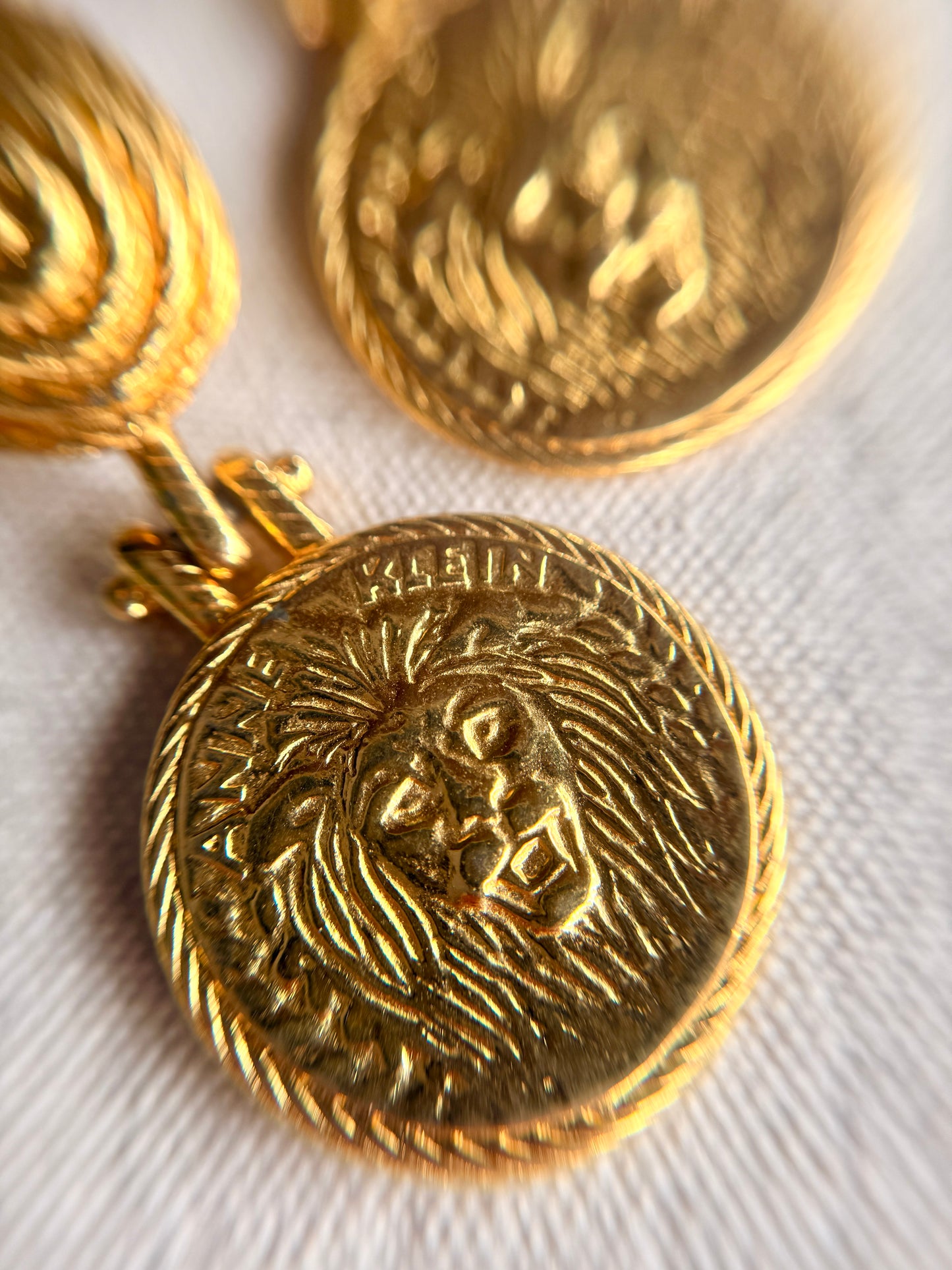 Aretes de Pin Vintage  de Cabeza de León – Anne Klein