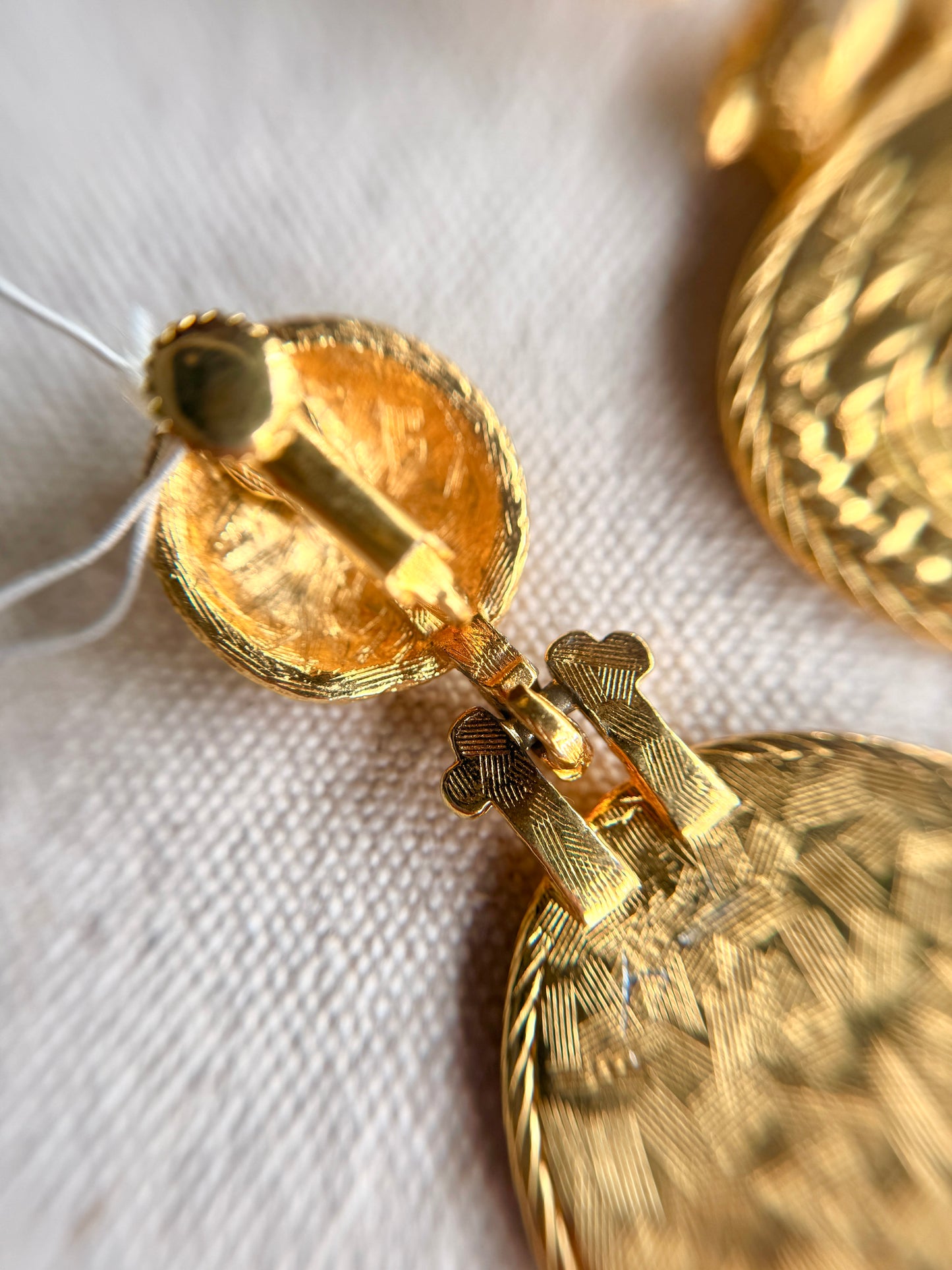 Aretes de Pin Vintage  de Cabeza de León – Anne Klein