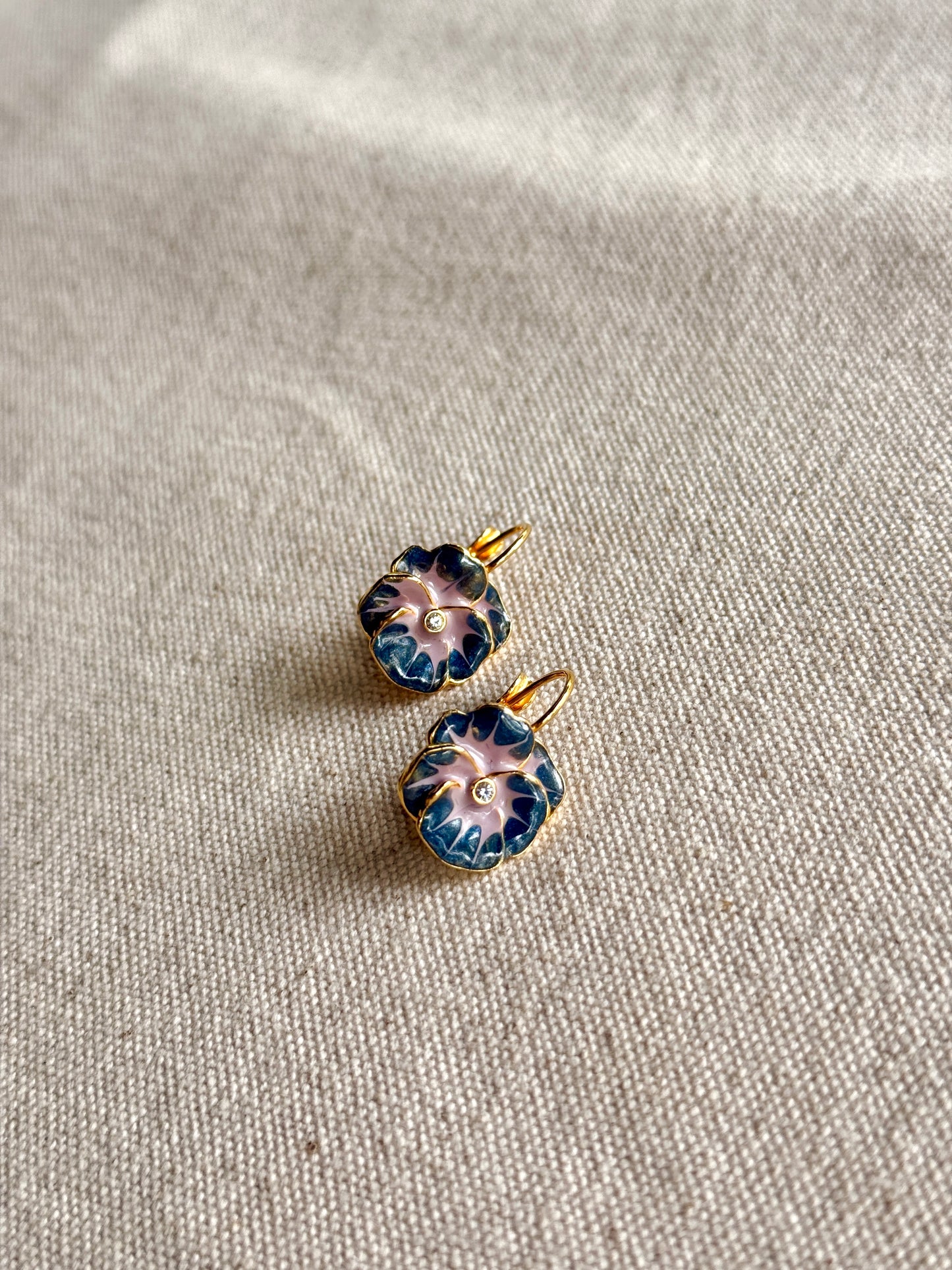 Aretes de Flores Azul Marino- Joan Rivers