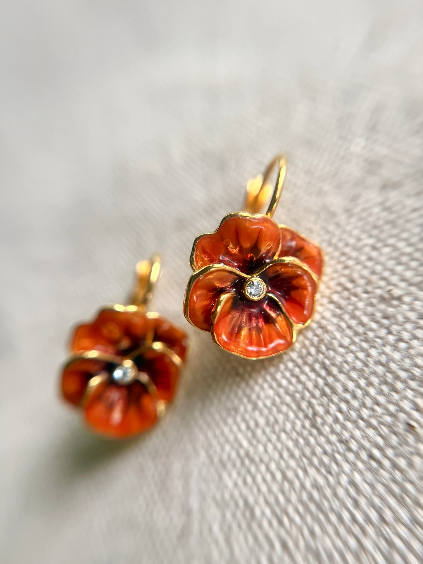 Aretes de Flores Naranjas de prensa - Joan Rivers