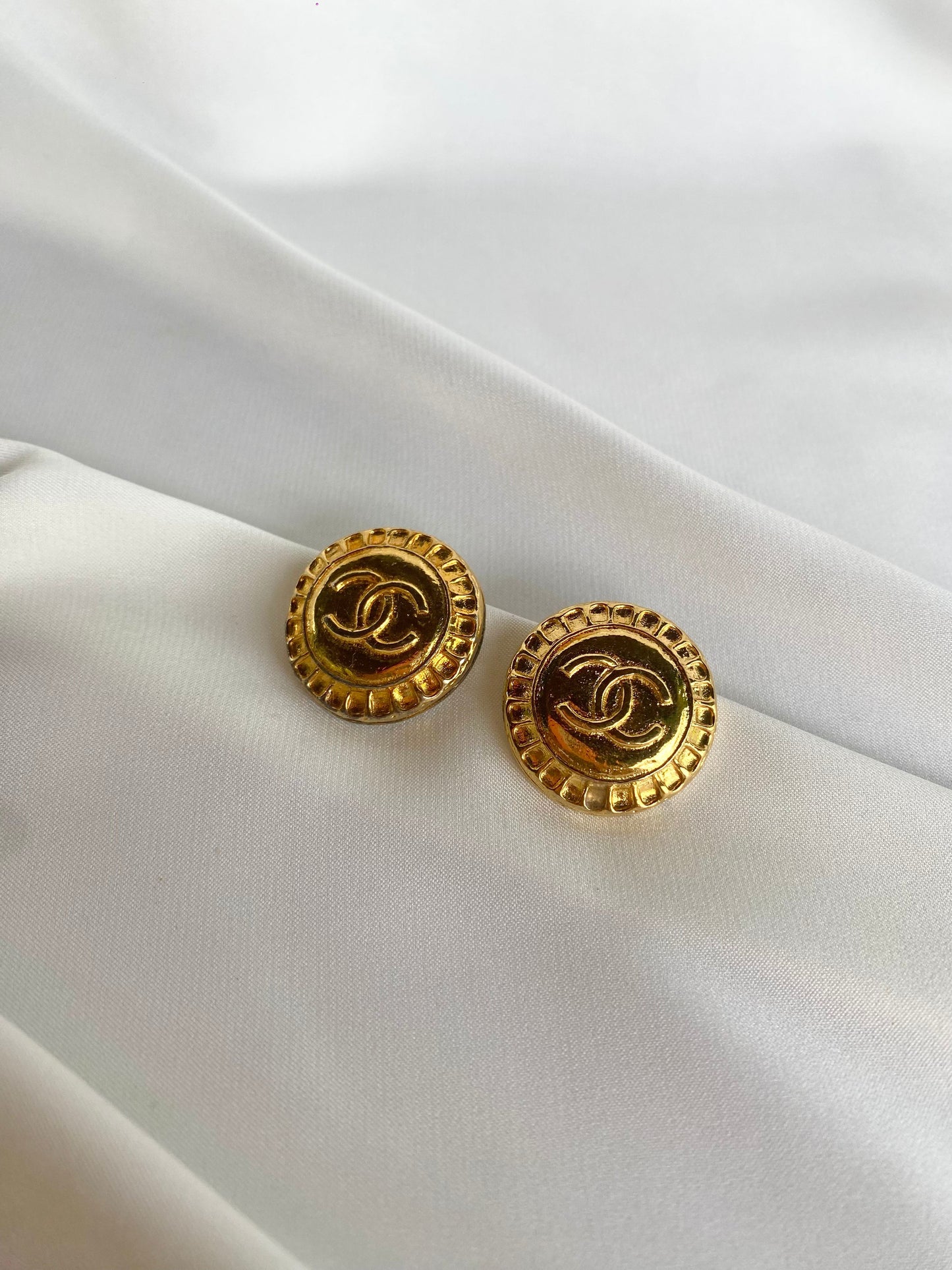 Aretes “Gold CC” de prensa- Chanel