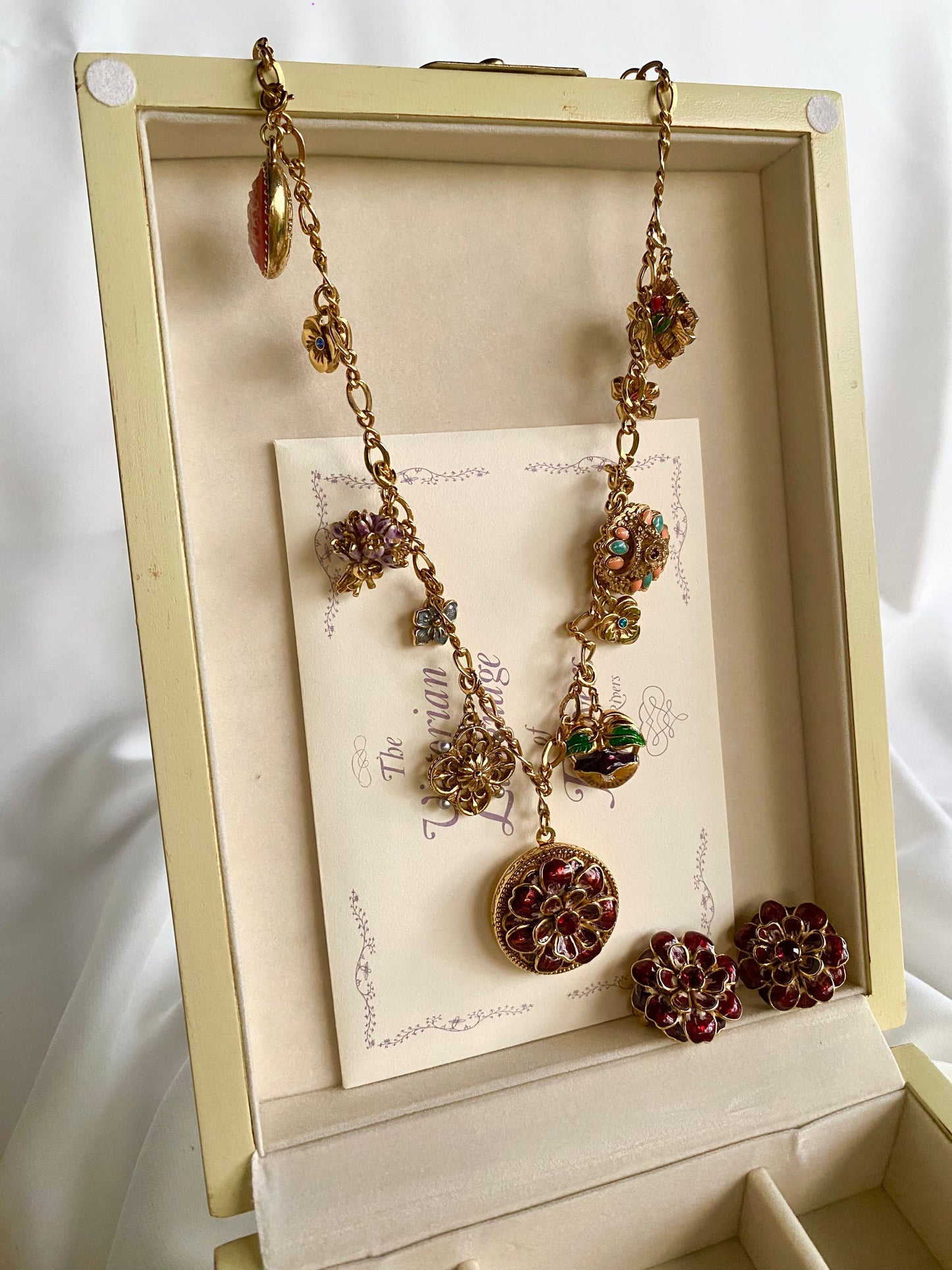Edicion Especial: Set ¨Lenguaje Floral Victoriano¨, Collar y Artes de Prensa- Joan Rivers