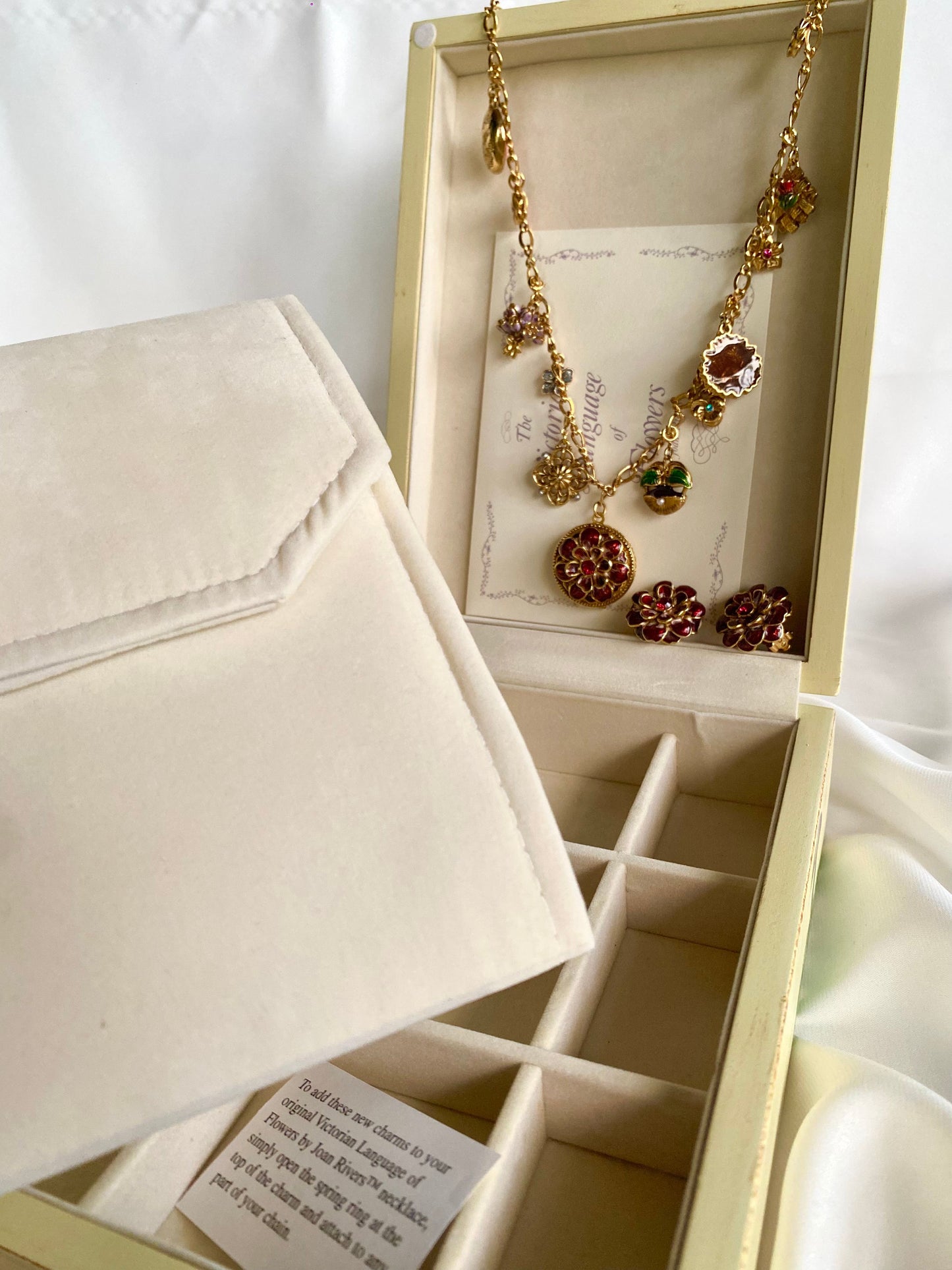 Edicion Especial: Set ¨Lenguaje Floral Victoriano¨, Collar y Artes de Prensa- Joan Rivers