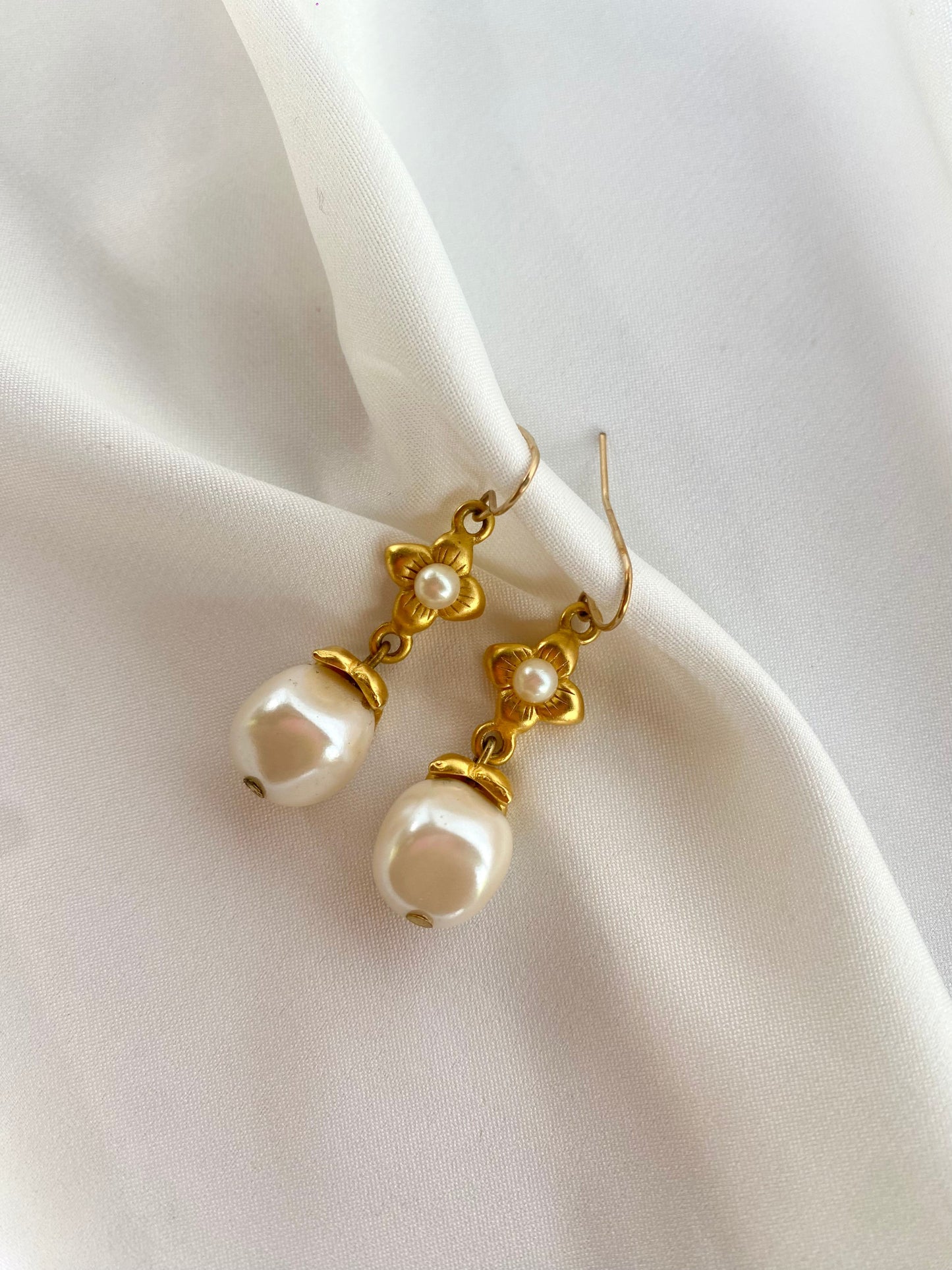 Aretes con Perla y Motivo Floral de prensa- Givenchy