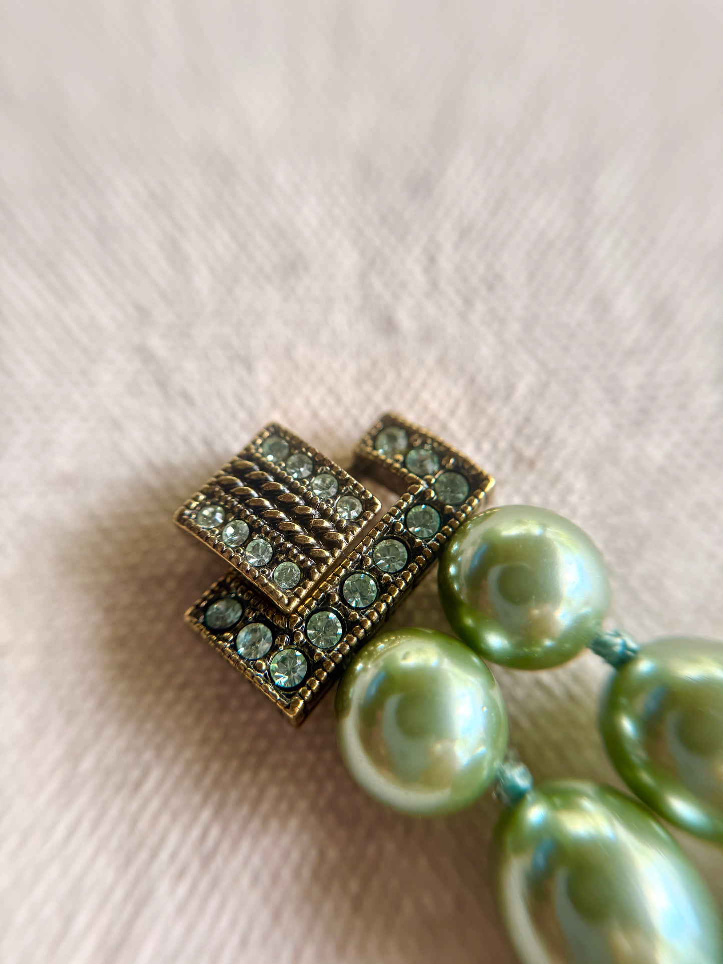 Set de Collar, Pulsera y Aretes de Prensa Verdes- Heidi Daus