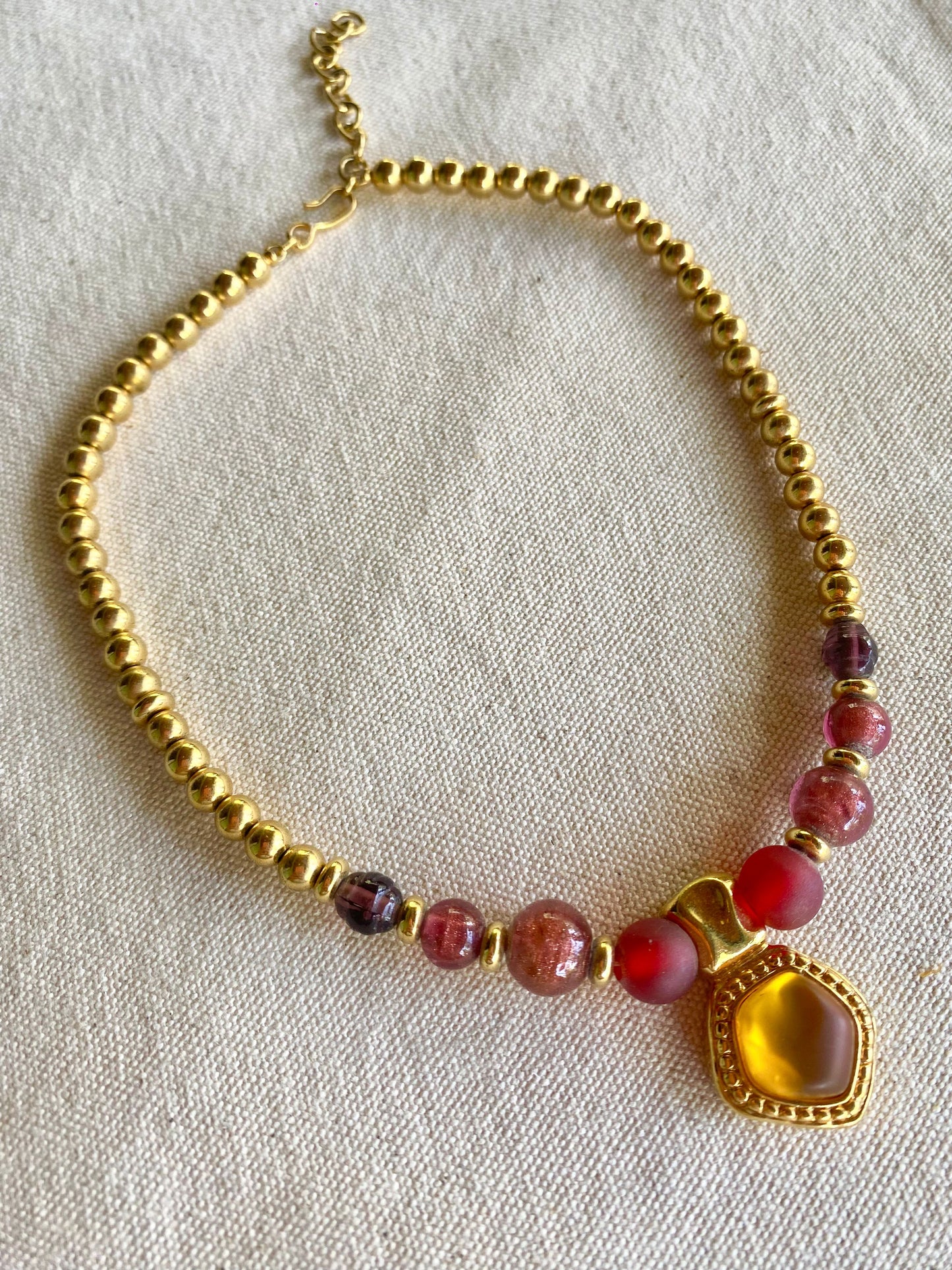 Collar con cuentas de ámbar sintético- Ruby Lane- Monet