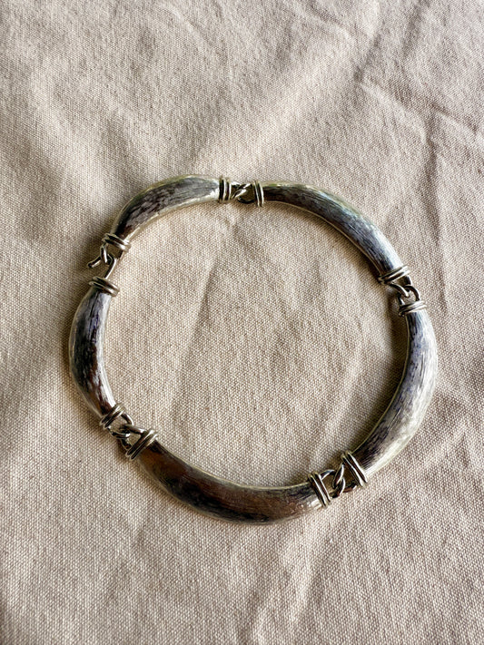Collar en Tono Plateado con Tubos Curvados- Donald Stannard