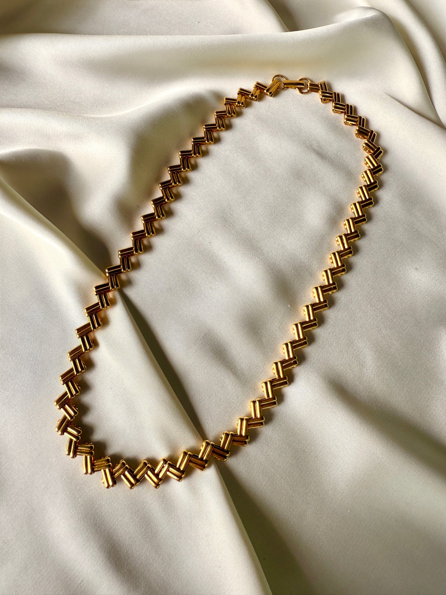 Collar Avon Zig‑Zag Dorado