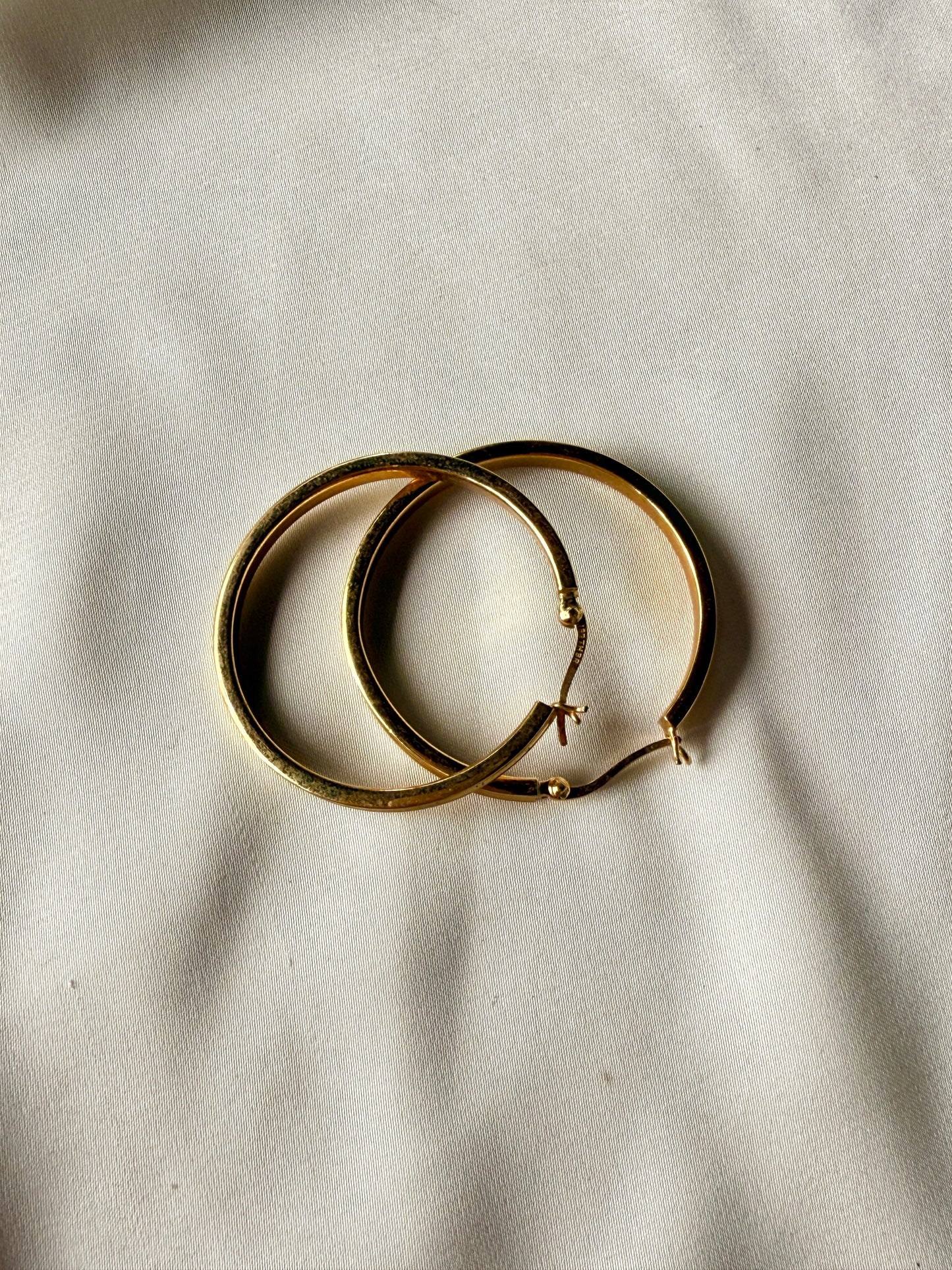 Aretes de Argollas Doradas de pin.