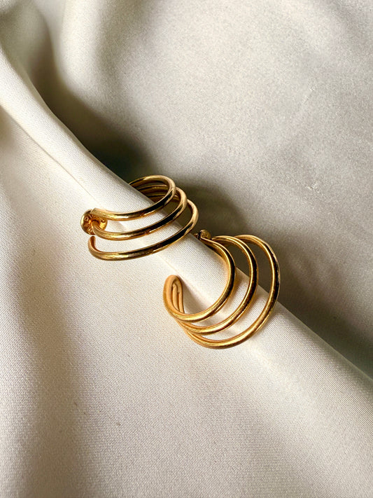 Aretes de Pin de Argollas Triples Doradas
