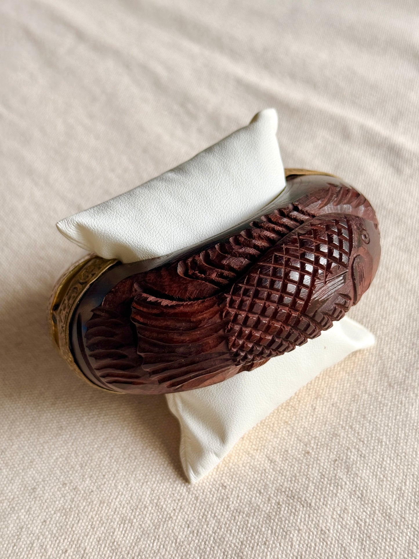 Pulsera de madera con Pescados tallados